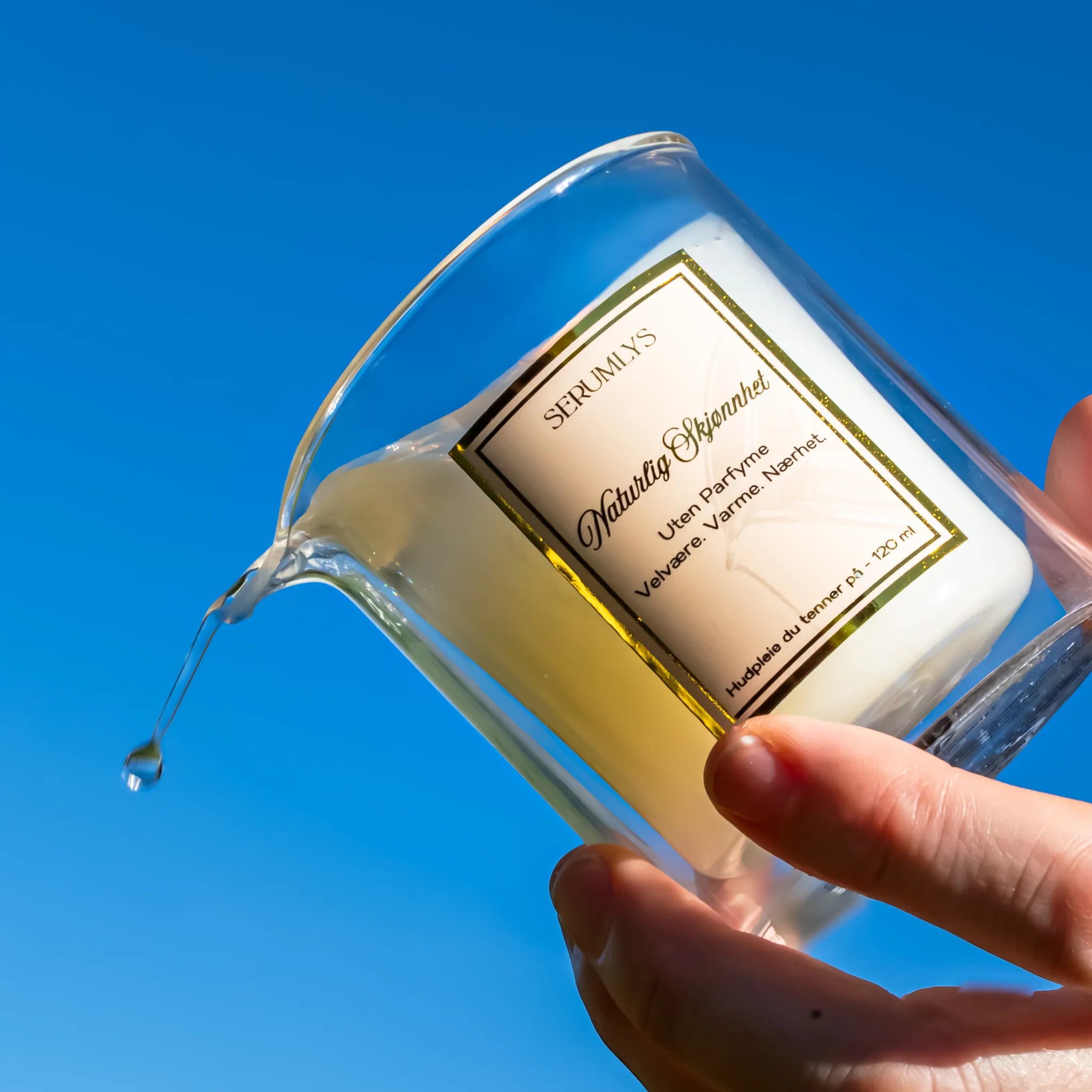 Naturlig skjønnhet er proppfull av naturlige gode oljer som kroppen din vil elske! Oljene fukter, trekker raskt inn i huden, og holder huden din sunn og silkemyk hele dagen. Ikke bare er dette fantastisk for huden, men den gir også både opplevelse, nærhet, ro og avslappning. Vær tilstede her og nå, og finn glede i de små øyeblikkene.