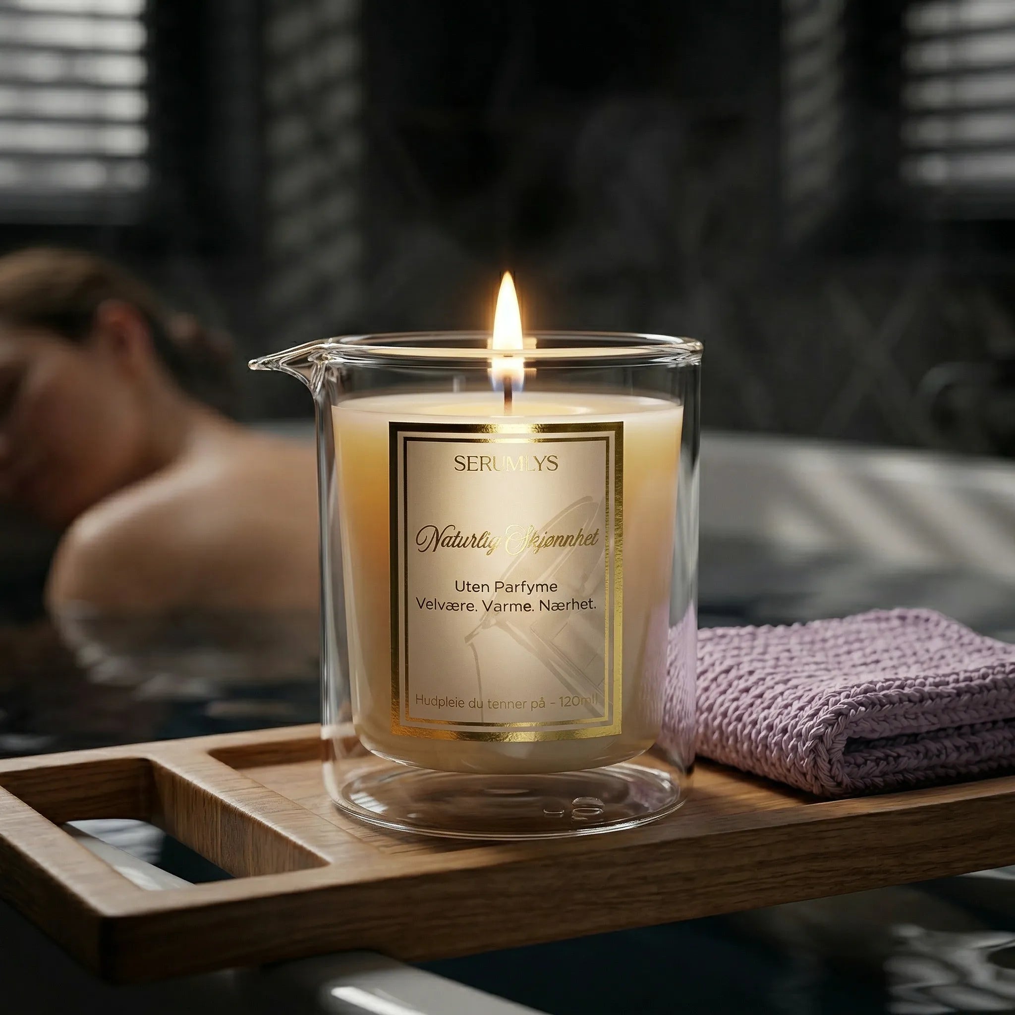 Hjemmespa med naturlige varme oljer. Duftlyset som smelter til næringsrike oljer man kan bruke på hele kroppen. Dette lyset passer perfekt for deg med sensitiv hud. Bilde viser stemningen hvor en dame har tatt seg en skikkelig hjemmespa dag på egent bad. Ved siden av lyset ligger våre bomulls vaskekluter i fargen lilla.