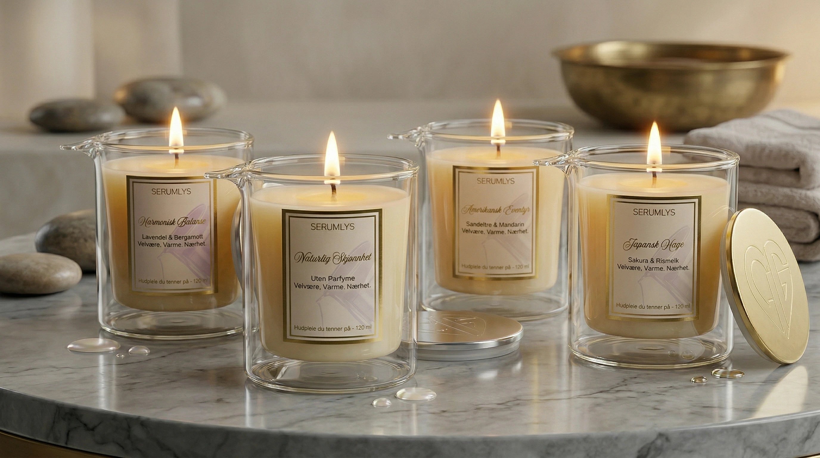 Fire varianter av serumlys. Naturlig hudpleie som er håndlaget i Norge. Alle lysene står tent på et bad. Når lyset smelter, så helles serumet direkte fra glasset og på huden. Laget med kun pleiende ingredienser, helt uten noen snarveier. Luksuriøst og elegante lys som passer alle hudtyper.