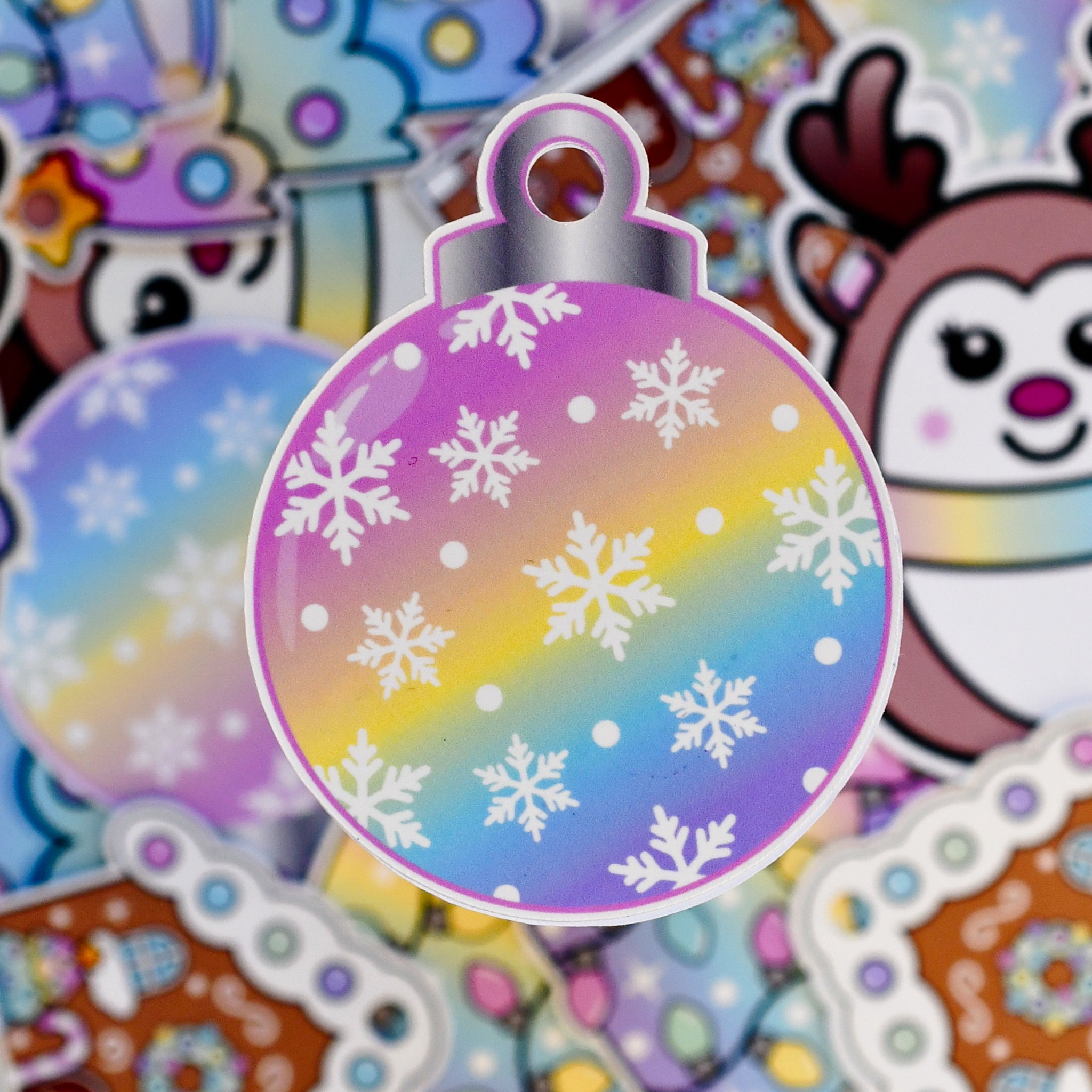 Julekule med nydelige pastellfarger og snøfnugg på seg. Det er hull i toppen av julekulen, så man enkelt kan feste gavebåndet i hullet. Julegavene som virkelig skiller seg ut. Bestemor kommer garantert til å ta vare på disse lappene! Håndlaget i Norge.