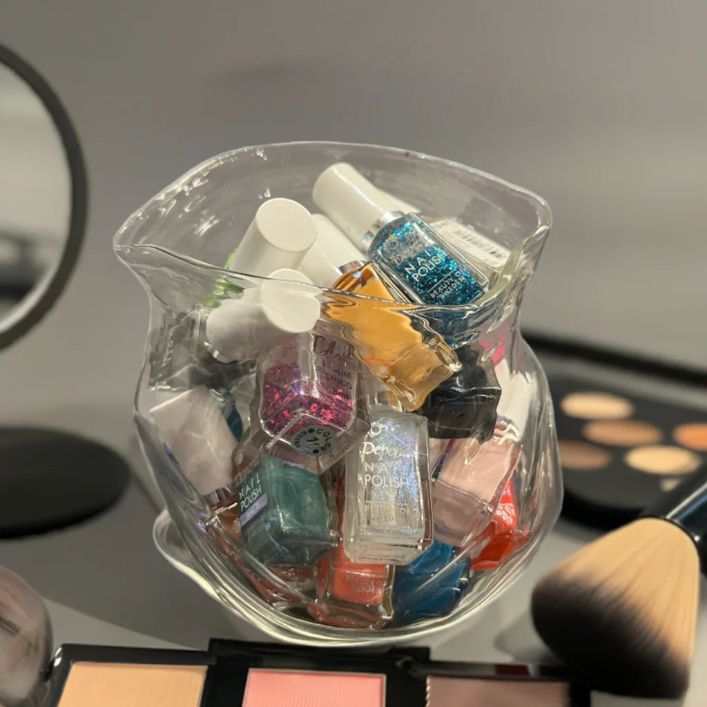 En glassbolle med stilig ziplock pose design som blir brukt som oppbevaring av neglelakk.