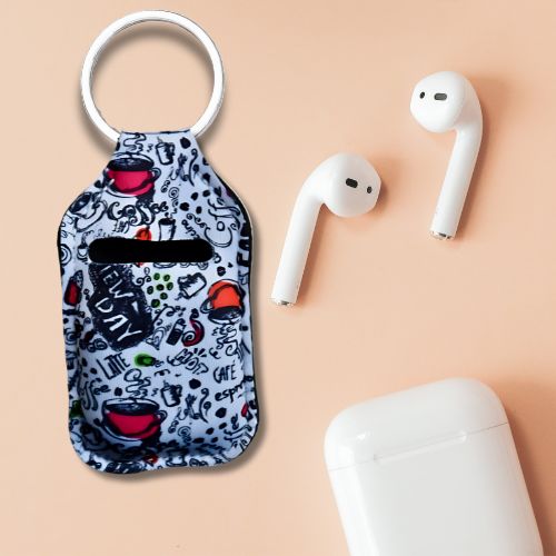 En nøkkelring med kaffe mønster, designet for å beskytte airpods eller andre ørepropper. Vanntett Neopren materiale. Ved siden av nøkkelringen vises det airpods for å illustrere at de passer i lommen til nøkkelringen.