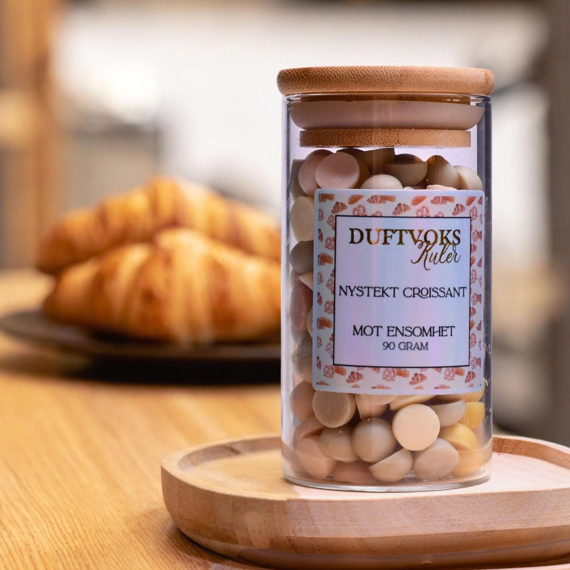 Fyll rommet med lukten av nystekt croissant. Drøm deg vekk til Frankrike med fersk bakst på caffee frokost. Duften er laget spesielt til deg som føler deg litt ensom og trenger å drømme deg vekk omgitt av herlige bakevarer.