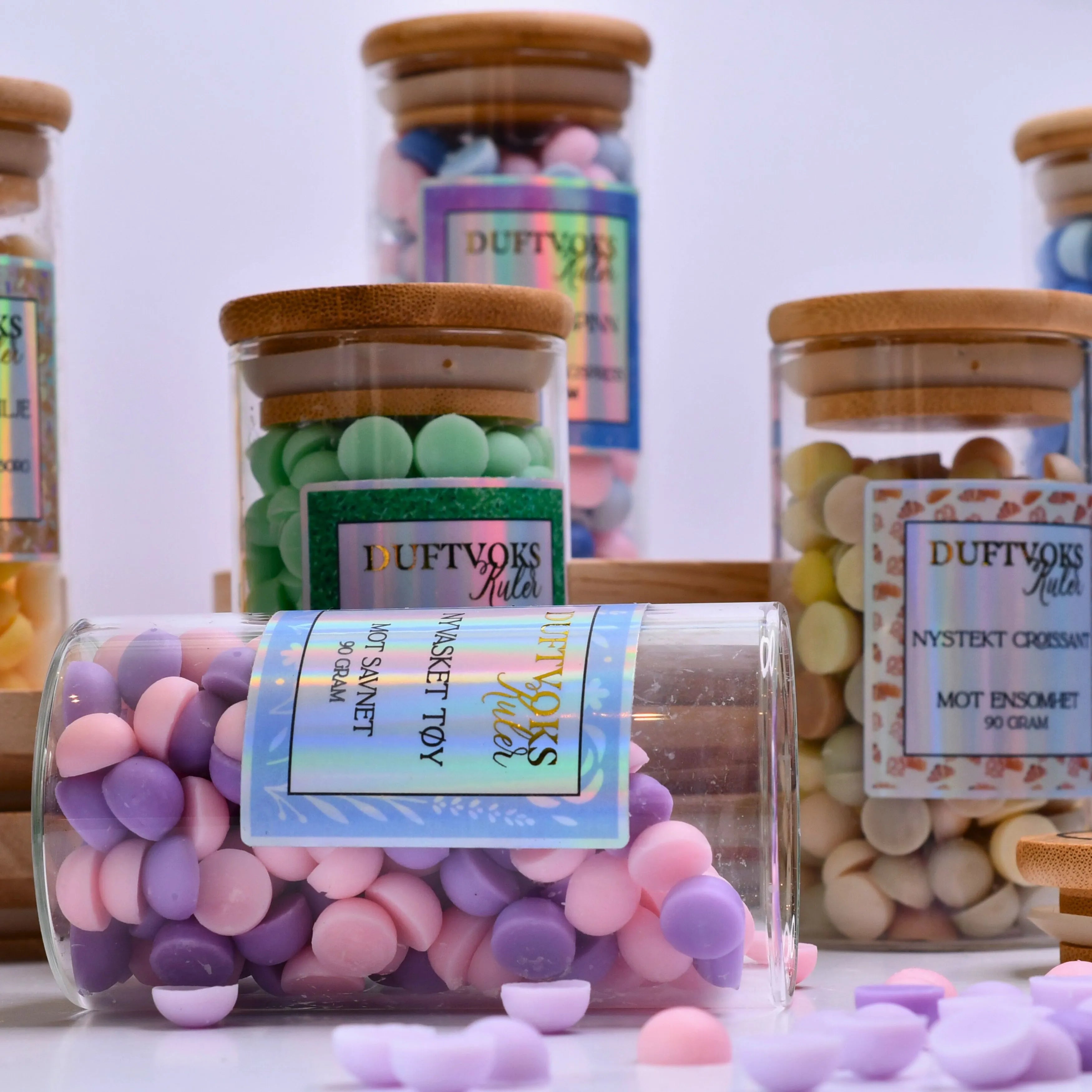 Duftvoks kuler som fyller rommet med lukten av nyvasket reint tøy. Små søte håndlagde kuler i fargen rosa og lilla. Kommer i en fin glasskrukke med bambuslokk.