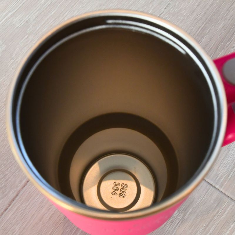 Inni tumbleren. Den er godt isolert for å holde ønsket temperatur på drikken din i mange timer. Om du ønsker å ha med deg varm drikke eller kald drikke på farten så er ikke det et problem her. Den passer også perfekt i koppholderen i bilen og er derfor ikke noe problem å ta deg med seg når man går ut døren.