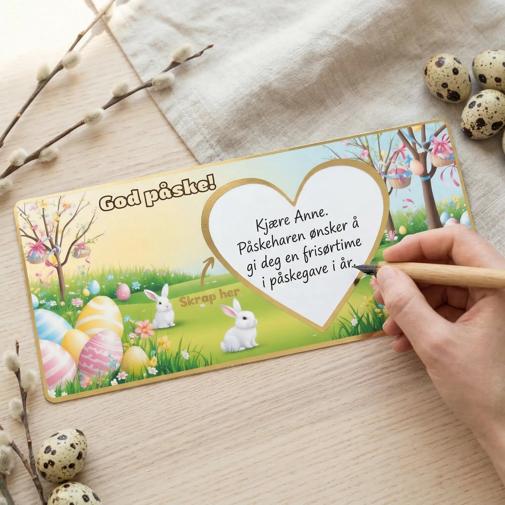 Kort til påske der du selv skriver inn gaven du vil gi. Så fester man en skrapelapp over teksten. Mottaker må skrape frem gaven Personlig og morsomt kort som setter påskestemningen. Håndlaget i Norge.