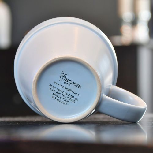 Undersiden av den blå plantekoppen som ser ut som en potte fra Boxer gifts.