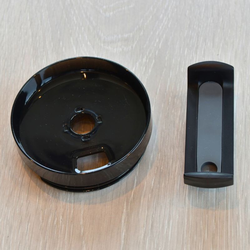 Svart lokk som man enkelt kan dele i to for sikker reingjøring av lokket.