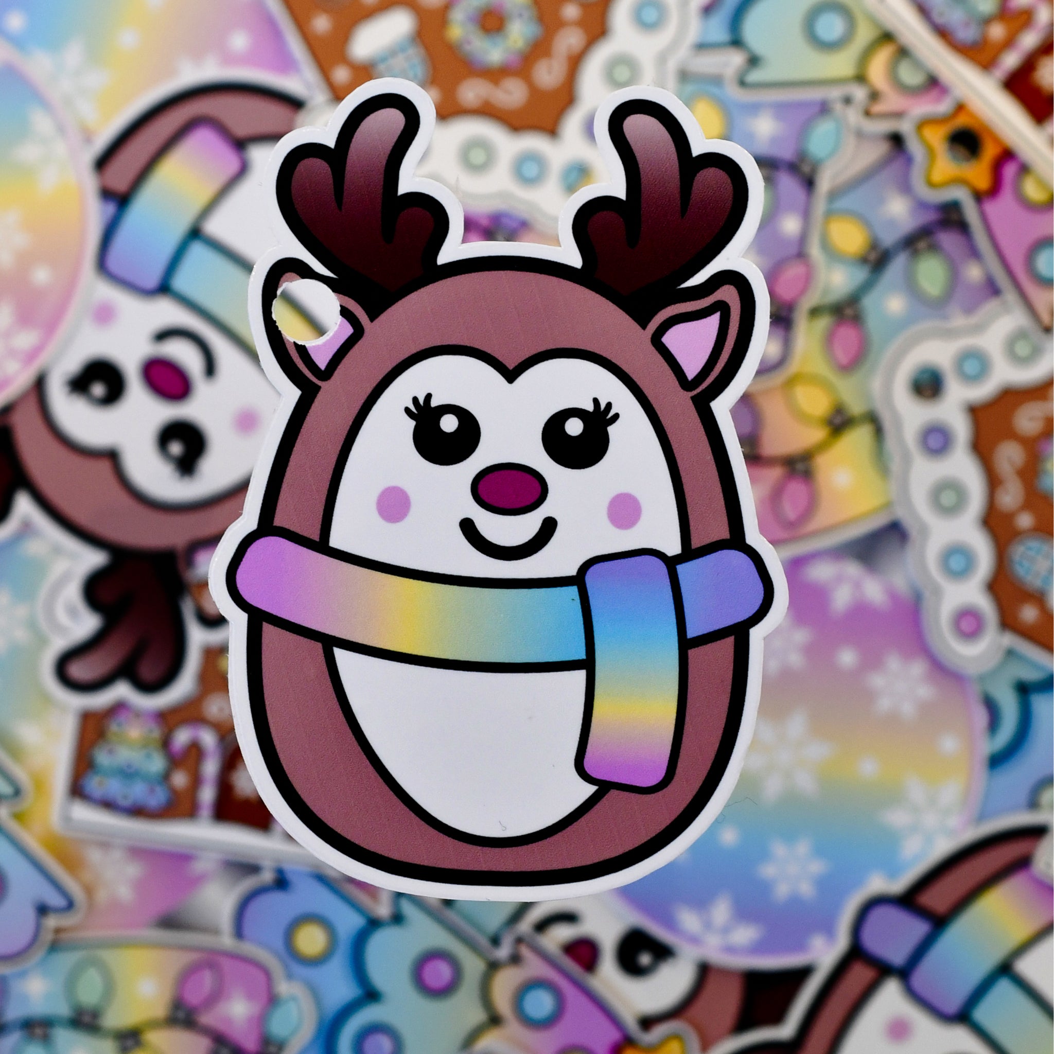 Gavelapp med reinsdyr motiv. Reinsdyret har et pastell skjerf på seg og ser ut som en runding. En tegneseriefigur med flotte farger. Disse til og fra lappene gir julegavene det lille ekstra og skiller seg ut fra de tradisjonelle lappene man finner i butikken. Fest gavebåndet i øret til reinsdyret og skriv hvem gaven er til og fra på baksiden.