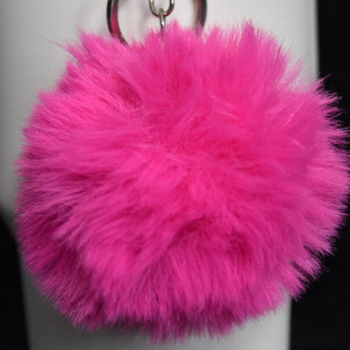 Rosa dusk med karabinkrok, som sitter festet på en termokopp.