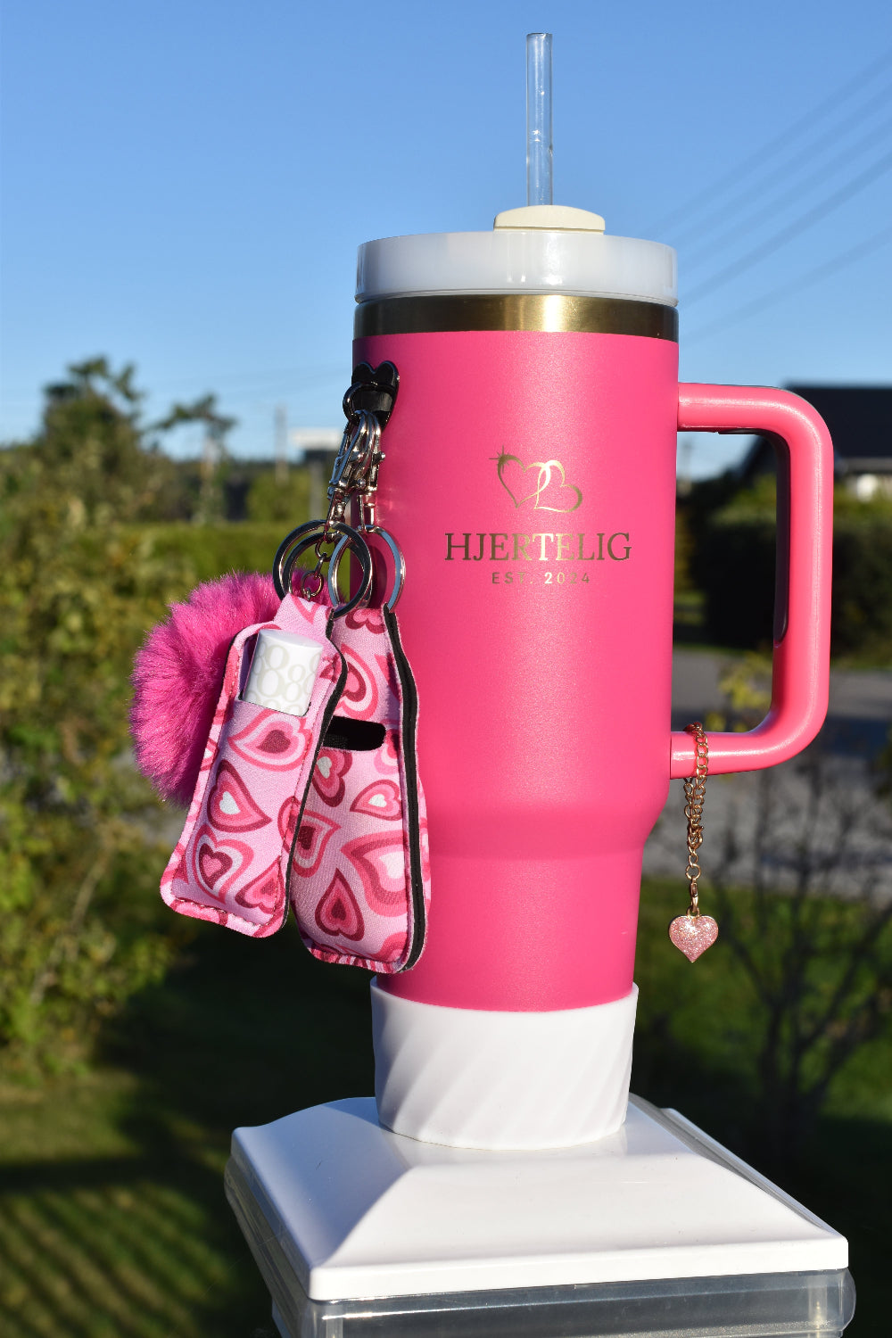 Vår egen hjertelig tumbler/termokopp med gullkant og gull-logo. Nydelig rosafarge. Her er den pyntet opp med flott og praktisk tilbehør. Gjør termokoppen din personlig!