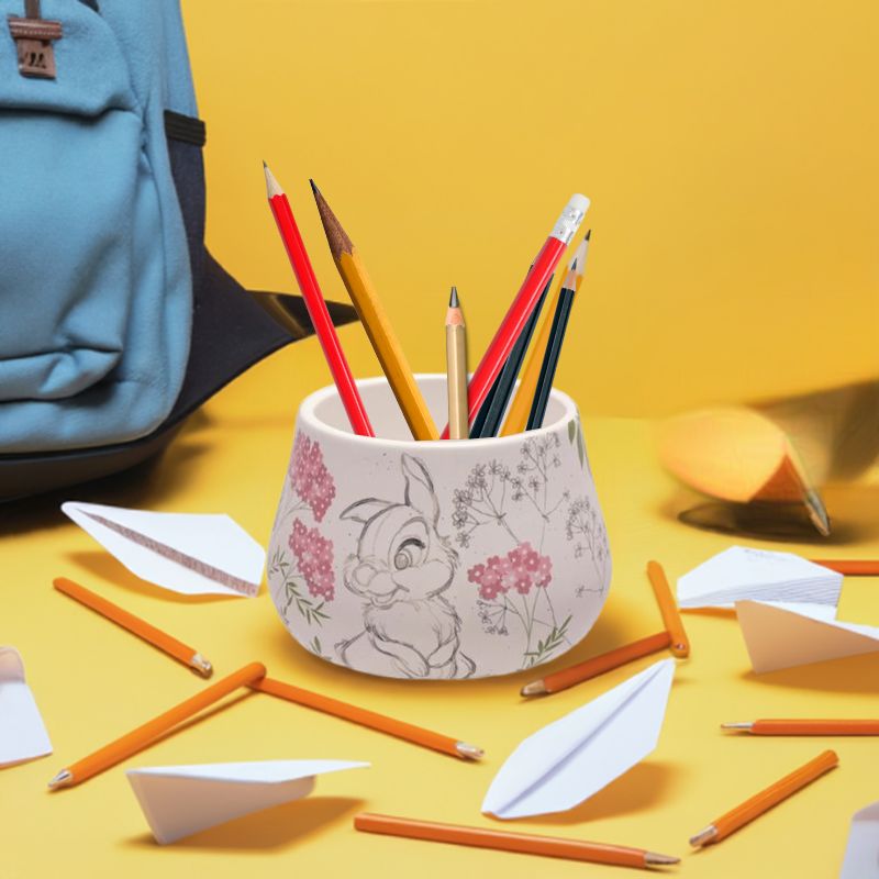 Disney krukke med Trampe på og rosa detaljer. Her brukes den til å oppbevare blyanter.