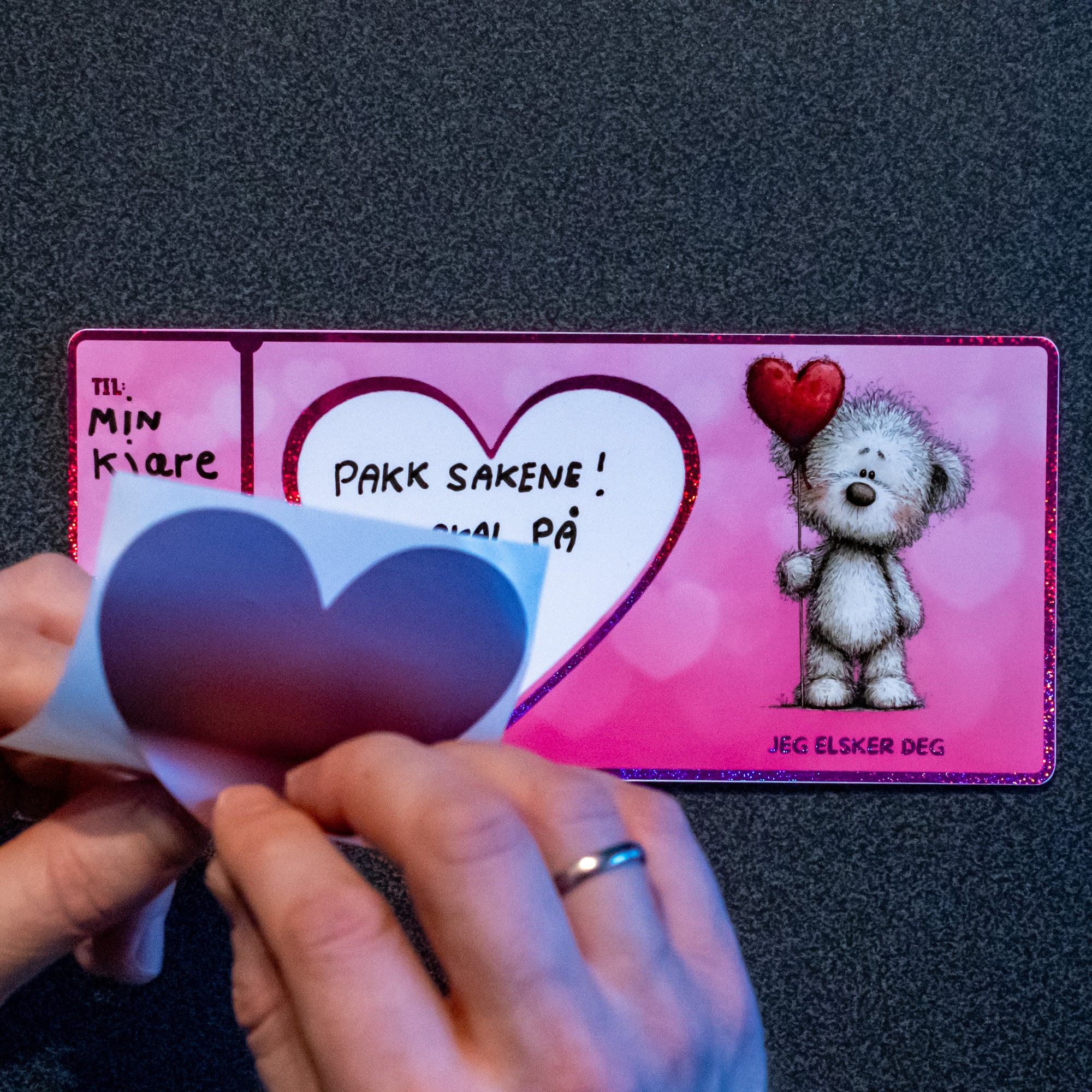 Valentineskortet er her skrevet på med en overraskelse. På dette kortet valgte personen å gi bort en spa opplevelse. Nå er det bare å klistre skrapeklistremerke over teksten, sånn at den som får kortet kan skrape fram den helt spesielle gaven.