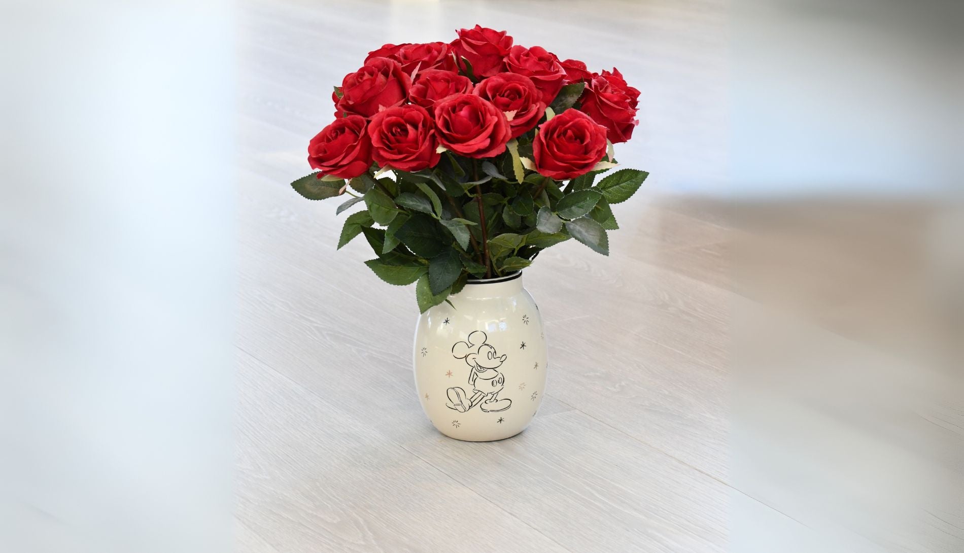 Roser i mikke mus vasen fra Disney i bruk på gulvet