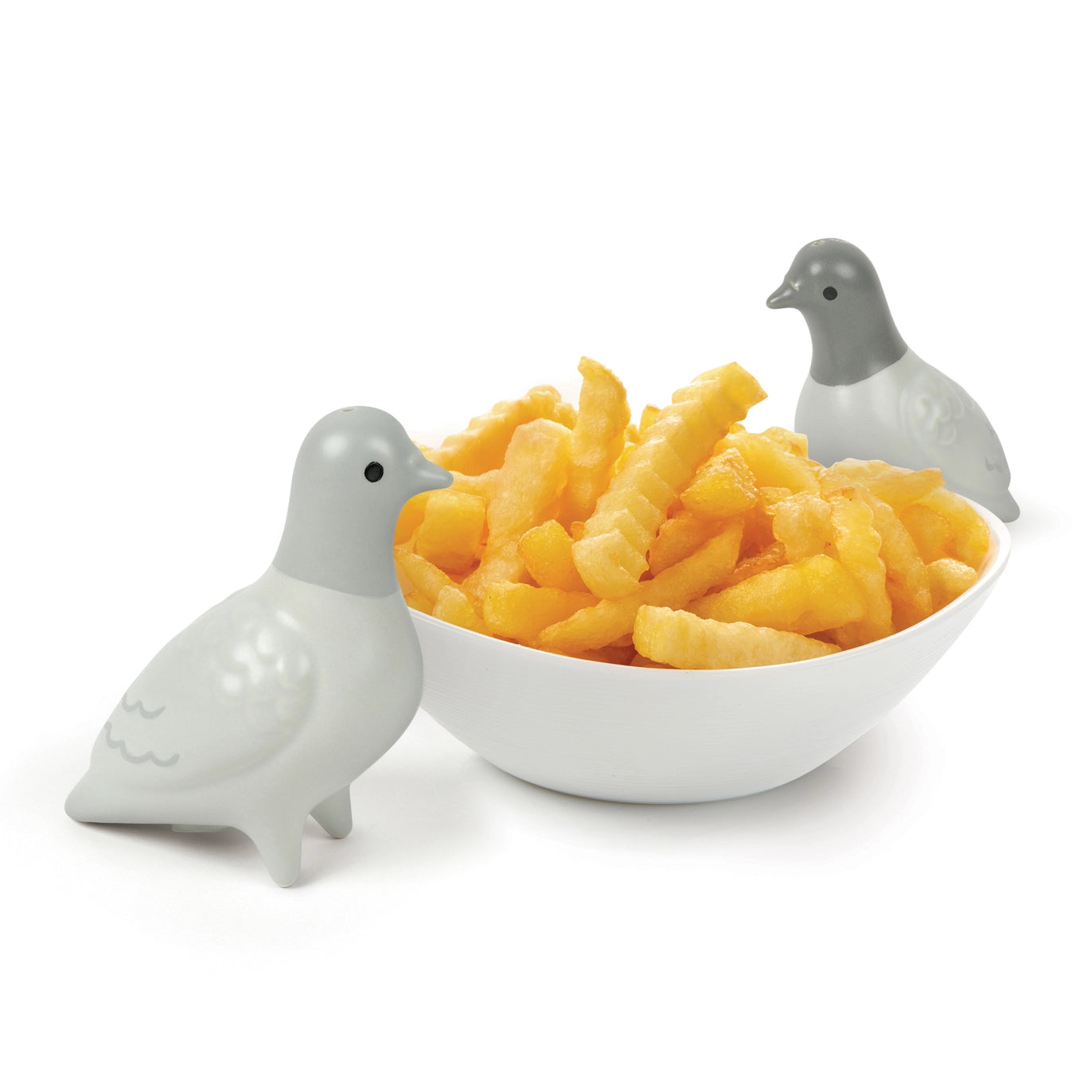 To duer som er Salt og pepperbøsse. Står ved siden av en bolle fylt opp med pommes frites.