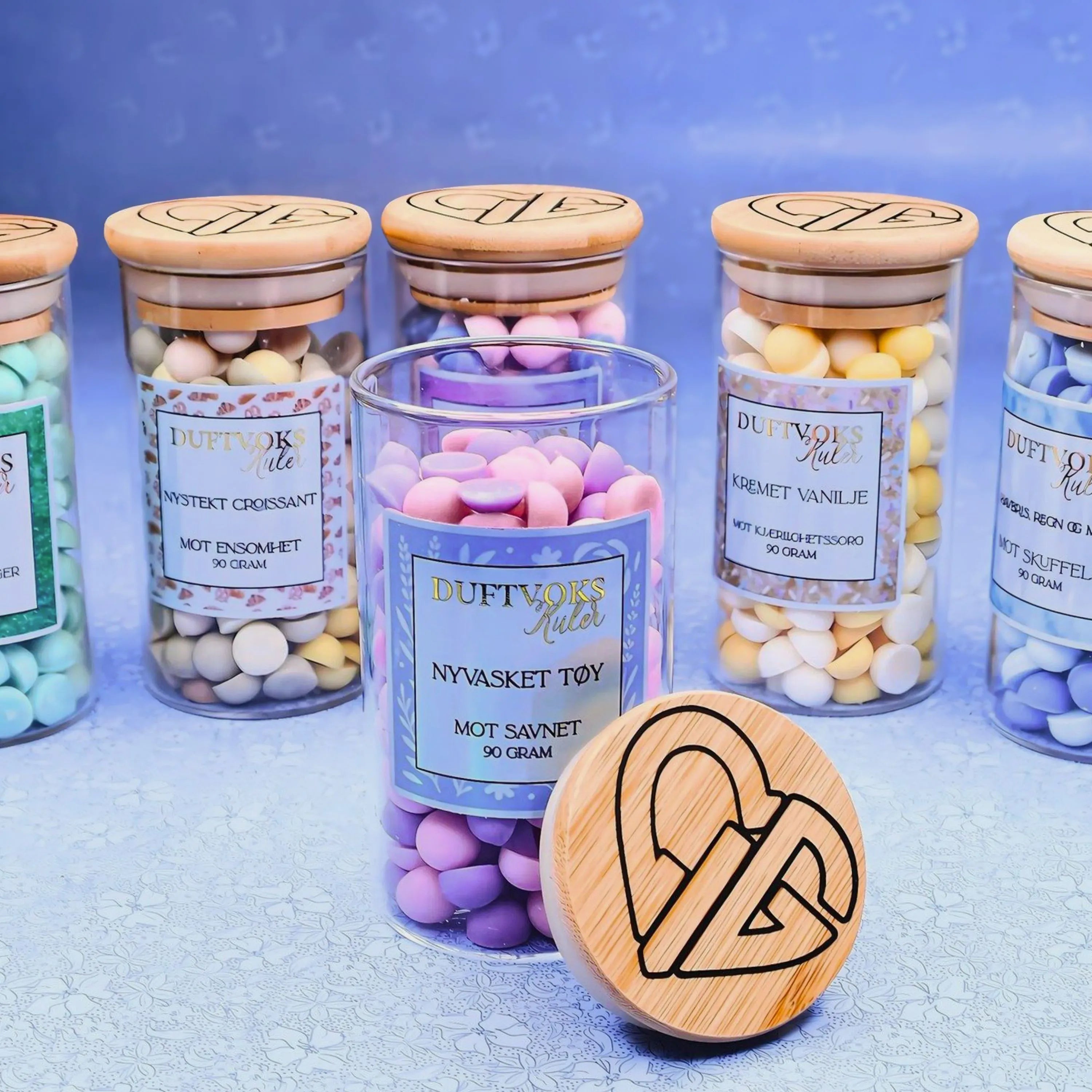 Duftvokskuler håndlaget i Norge. Fyll rommet med en rein herlig duft som om man skulle ha vasket hele huset. 90gram med rosa og lilla kuler. Denne duften er spesielt laget for de som savner noen. For de som trenger tid og ro i en periode som kanskje ikke er så lett.