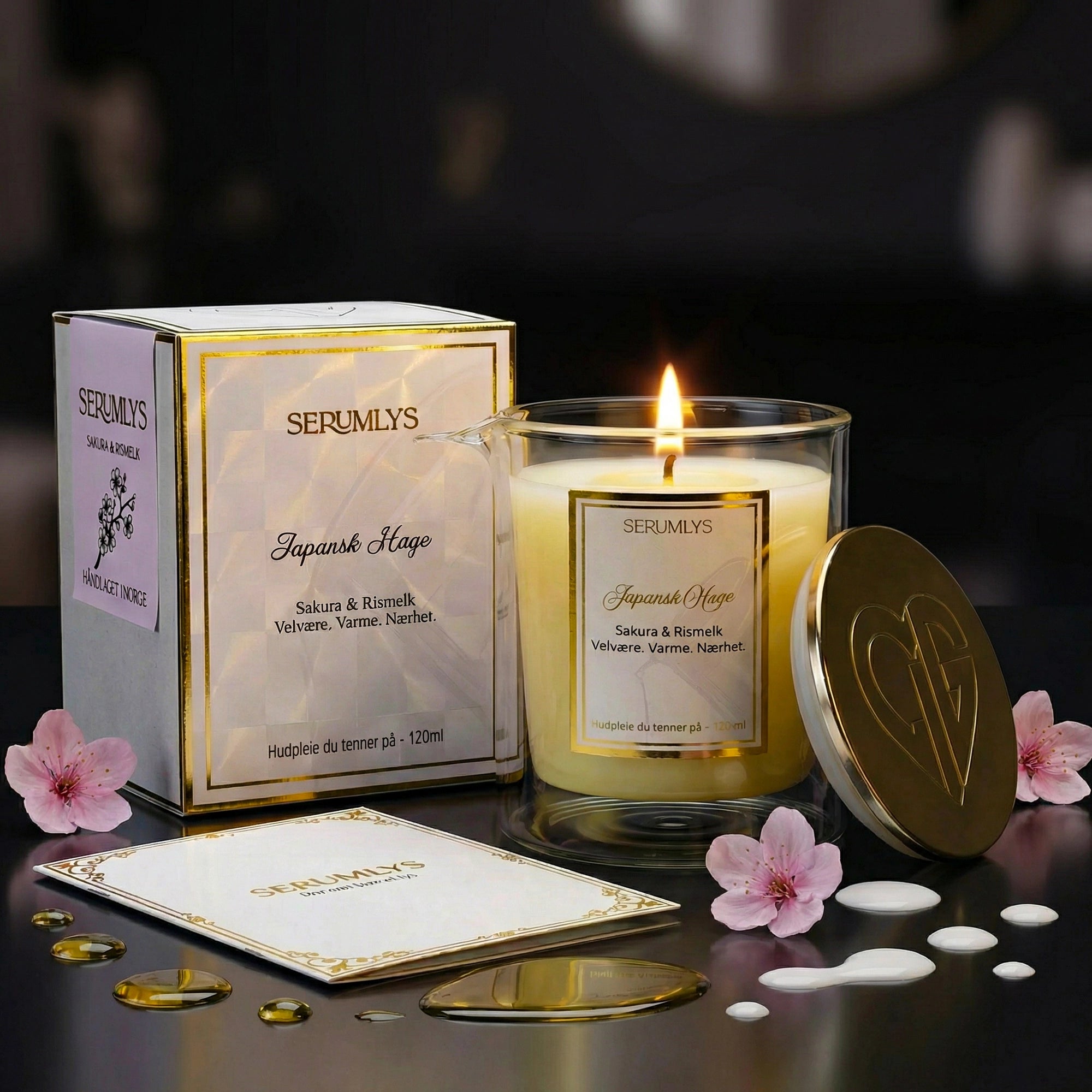Et tent serumlys med lokket som står inntil glasset. På sidene står emballasjen og brosjyren som følger med produktet. Et hudpleieprodukt som gir ro og velvære. En spabehandling hjemme på ditt eget bad. Laget med naturlige planteoljer som smelter til et varmt og pleiende body serum som kan brukes på hele kroppen etter en dusj eller et bad. Lag deg selv ditt eget lille rituale der du setter deg selv før alt annet.