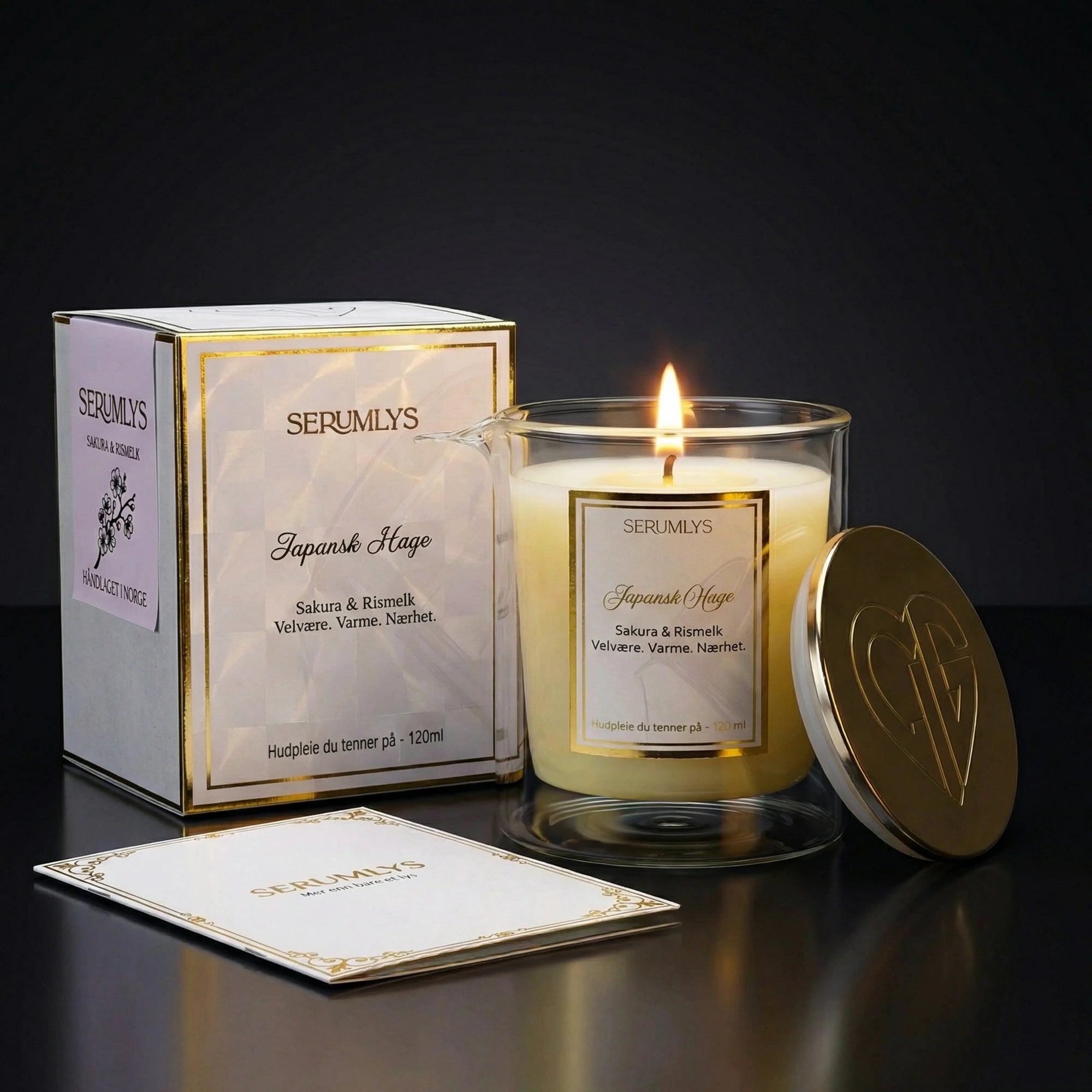 Et tent serumlys med lokket som står inntil glasset. På sidene står emballasjen og brosjyren som følger med produktet. Et hudpleieprodukt som gir ro og velvære. En spabehandling hjemme på ditt eget bad. Laget med naturlige planteoljer som smelter til et varmt og pleiende body serum som kan brukes på hele kroppen etter en dusj eller et bad. Lag deg selv ditt eget lille rituale der du setter deg selv før alt annet.