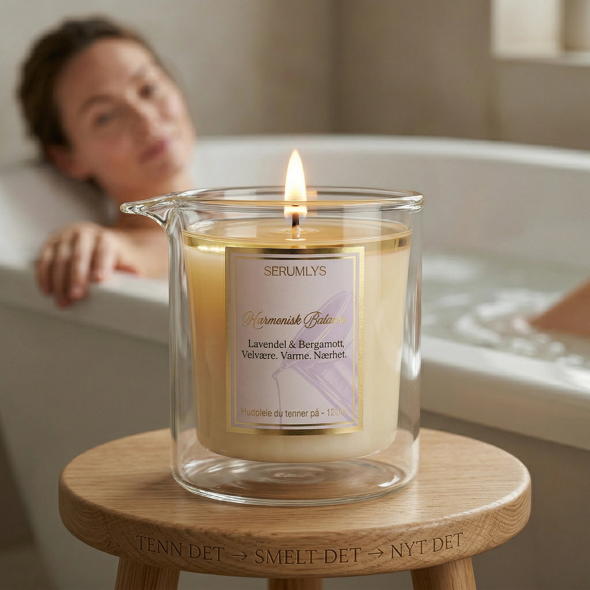 Et tent serumlys klar til bruk for hele kroppen. Pleiende ingredienser med syv planteoljer og eterisk duftolje. En kvinne ligger i badekaret og har en spaopplevelse hjemme på eget bad. Etter badet er serumet klar til bruk. Helles direkte å kroppen fra helletuten og etterlater huden myk og glødende.
