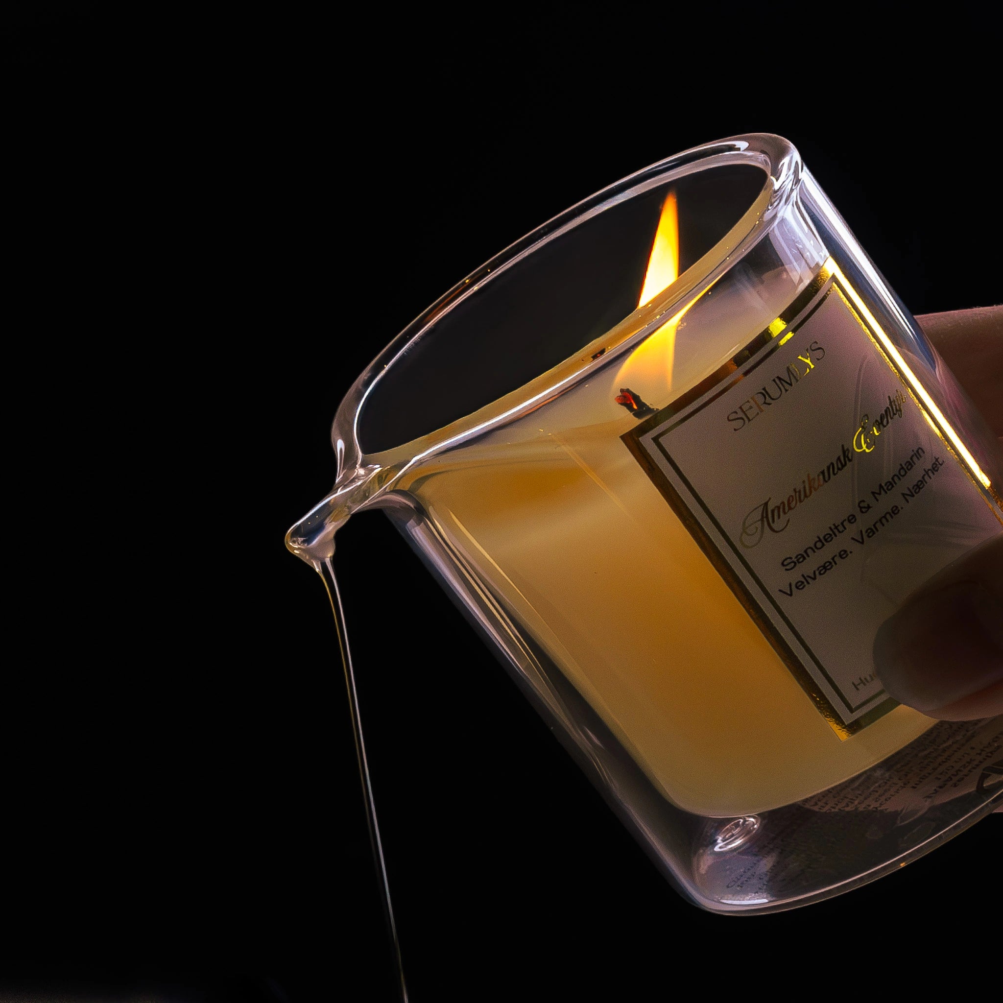 Et tent lys med pleiende planteoljer som helles fra glasset. Et hudpleieprodukt som gir brukeren et øyeblikk av egenomsorg og selvpleie. Denne varianten har en duft av sandeltre og mandarin. En maskulin og mild duft.
