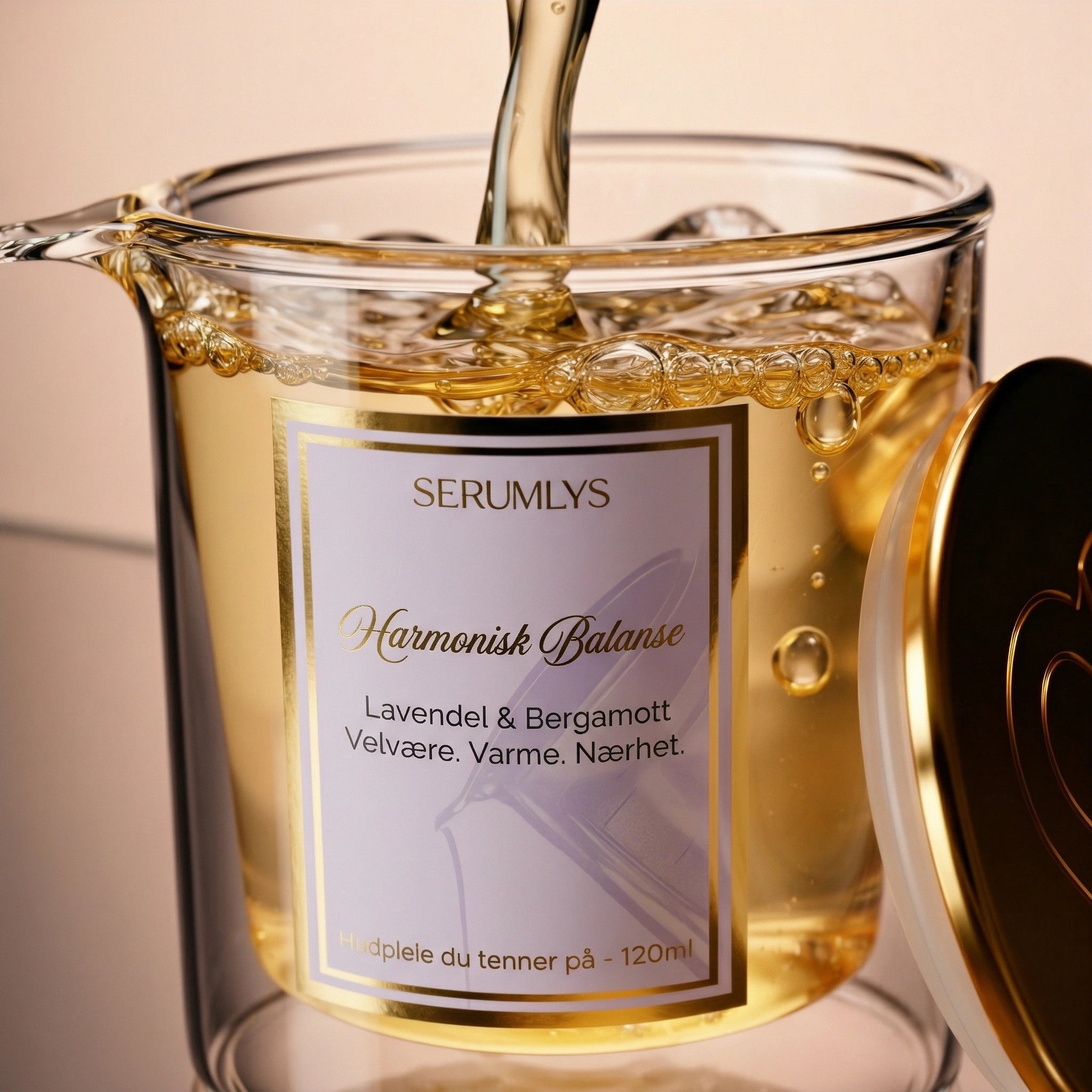 Et glass som viser at produktet er laget av naturlige planteoljer som camellia, squalane, mct, babassu, jojoba, solsikke og argan. 120 ml med pleiende serum. Håndlaget i Norge. Harmonisk Balanse er en frisk duft av lavendel og bergamott. Helt naturlig, helt uten noen snarveier.