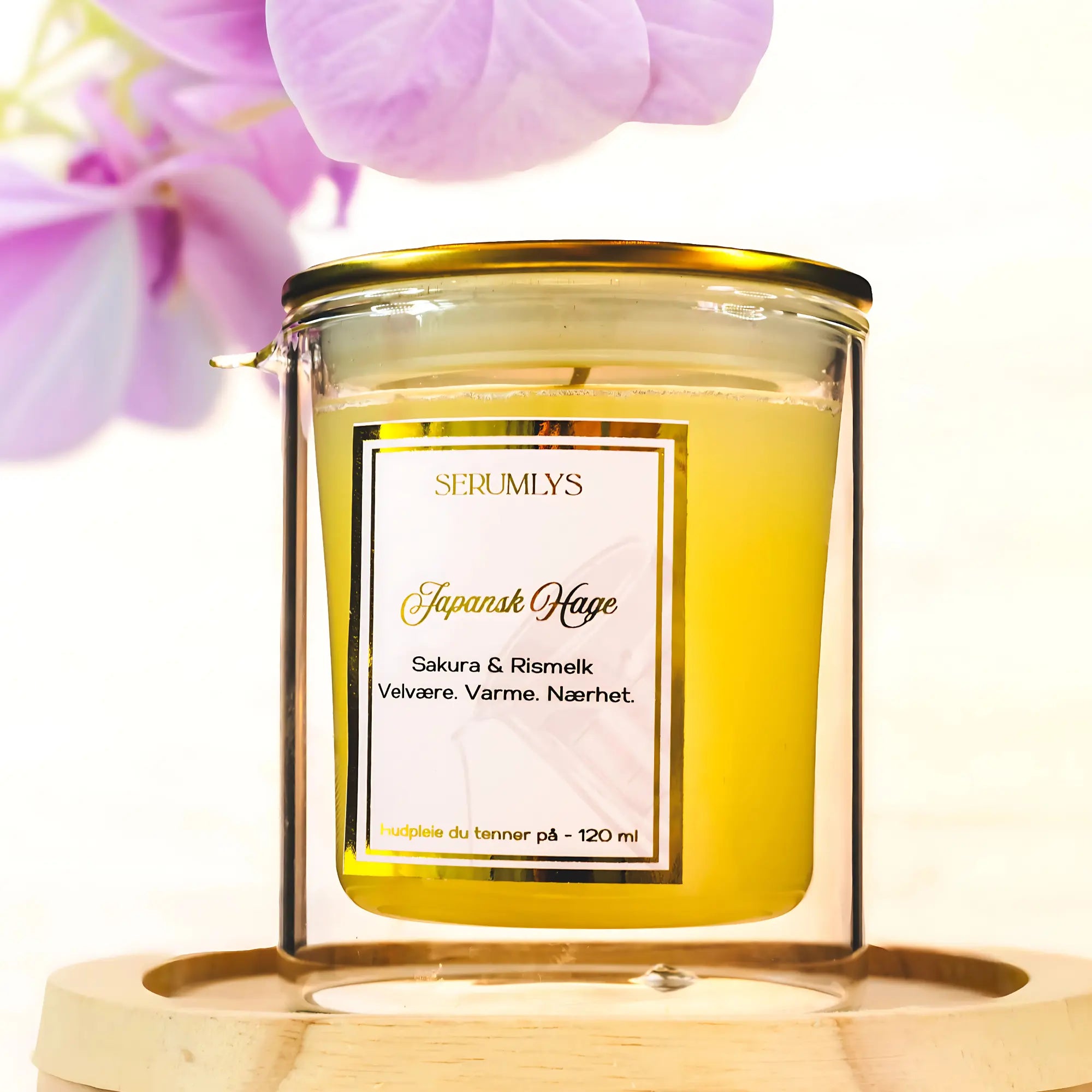 Nytt konsept innen hudpleie i norge. Et serumlys er hudpleie med syv næringsrike oljer formet som et duftlys. Når lyset smelter, så påføres oljen direkte på huden. Gir huden glød og fuktighet og en helt ny luksuriøs opplevelse. Laget for å ta vare på seg selv. En perfekt gaveide til de som fortjener et øyeblikk av luksus og selvpleie.