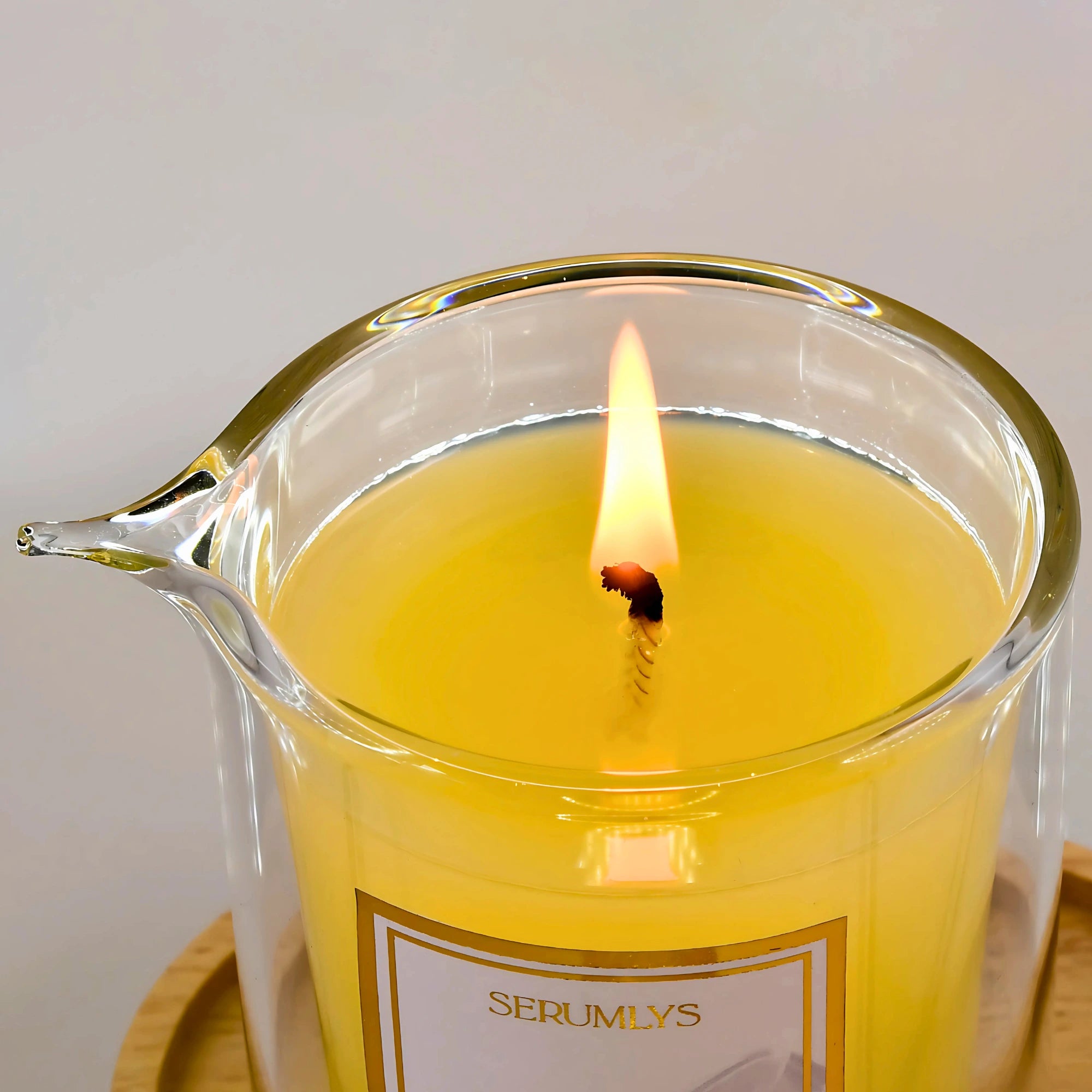 Et glass med serumlys om har smeltet og er klar til bruk. Serumet helles rett på kroppen. Beriket med syv næringsrike oljer som gir kroppen glød og fuktighet. Perfekt for å ta vare på seg selv og gi et øyeblikk med velvære og ro.