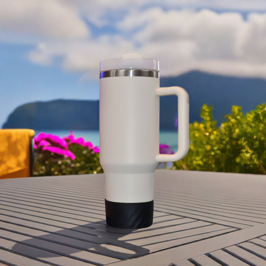 Svart silikonbeskyttelse til termokoppen. Her har termokoppen på seg silikonbeskyttelsen som gjør at den står godt på bordet og beskytter den mot riper. Den setter også et personlig preg på termokoppen.