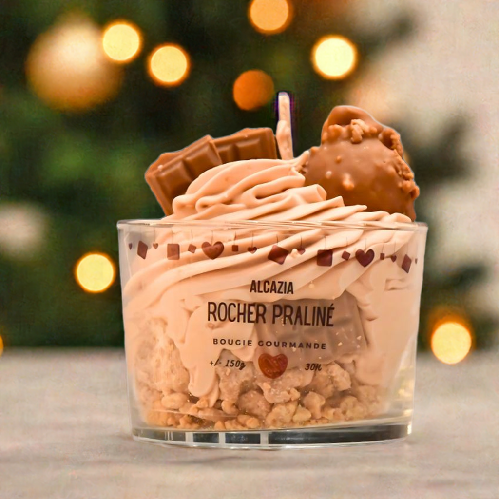 Et håndlaget duftlys med sjokoladeduft. Ser ut som en dessert. Veldig flott designet med en nydelig lukt