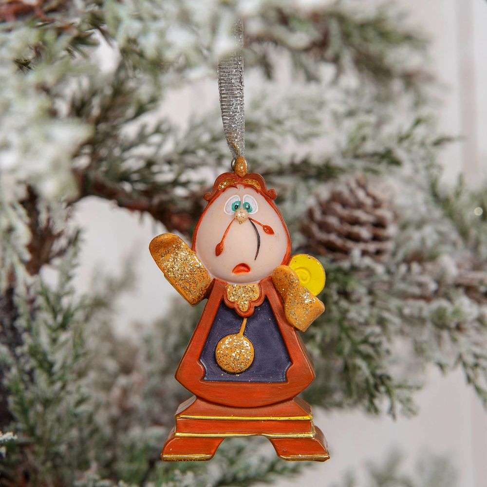 Skjønnheten og udyret - Juletrepynt (4 pakning) Håndmalt juletrepynt fra Disney, som setter den magiske julestemningen. Clockworth fra Skjønnheten og Udyret er en av de fire ikoniske Disney karakterene i denne pakken. Til alle hjem som elsker Disney, og et godt tips til julegave til noen man er glad i.