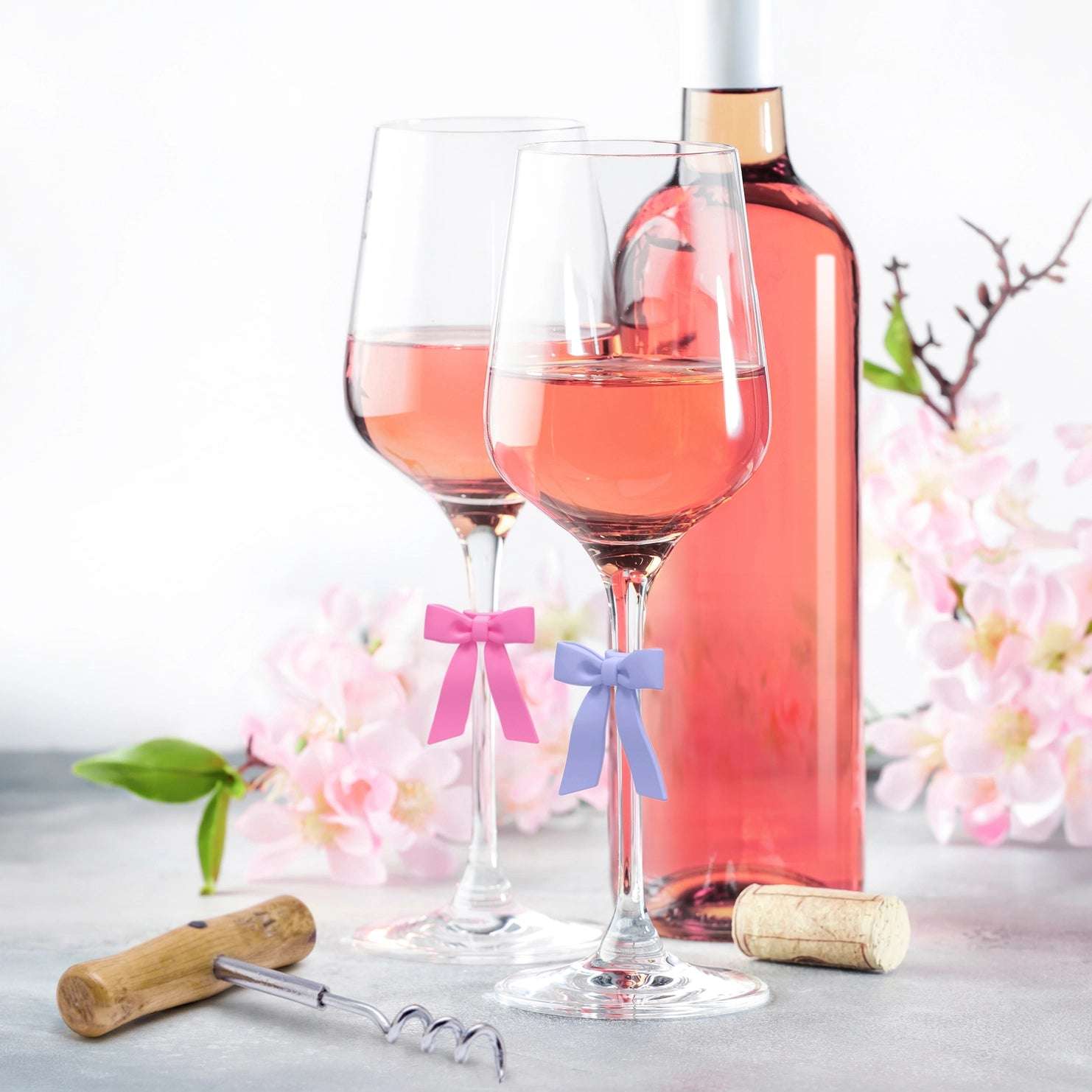 Glassmarkør i bruk til hvinglass - sløyfe. Festes enkelt på foten av glasset. Hjelper deg å huske hvilket glass som er ditt da disse kommer i 6 forskjellige farger i pakken.