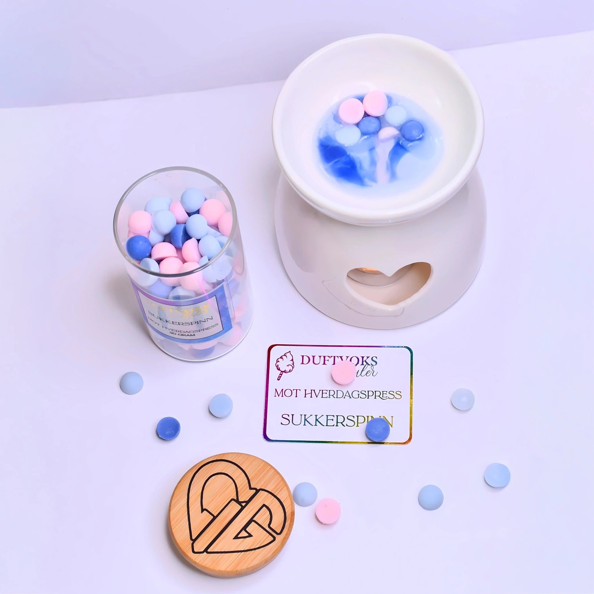 Fantastisk gave til noen som har alt. Duftvokskuler i en nydelig glasskrukke. Hver kule er håndlaget i norge med kjærlighet og tanken om å kanskje kunne gjøre en tung tid litt lettere. Smelt noen kuler i duftbrenneren og len deg tilbake. Kjenn sukkerspinn lukten fylle rommet og ro ned. Hverdagen kan vente.