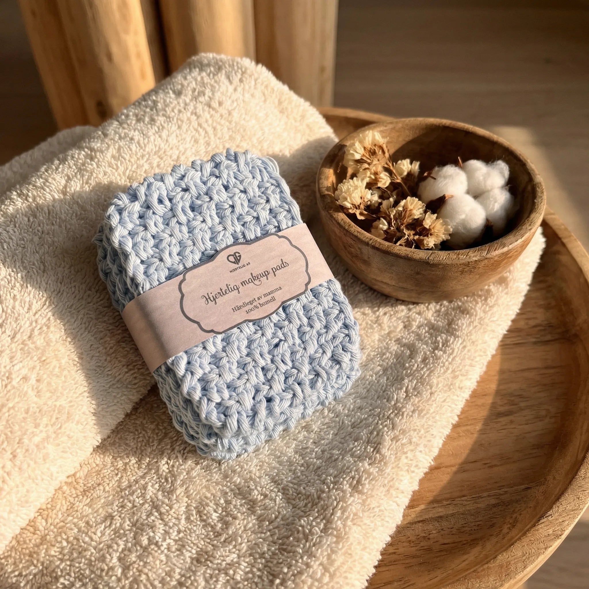 Klut / pads til å fjerne makeup /sminke med. Disse sminke padsene kommer i pakker på 4 stk. Velg din favoritt farge blandt 9 nydelige farger. Vaskeklutene er gjennbrukbare. Vask de på 60 grader i vaskemaskinen, så er de klar til bruk igjen. Skånsom mot huden for både normal og sensitiv hud.