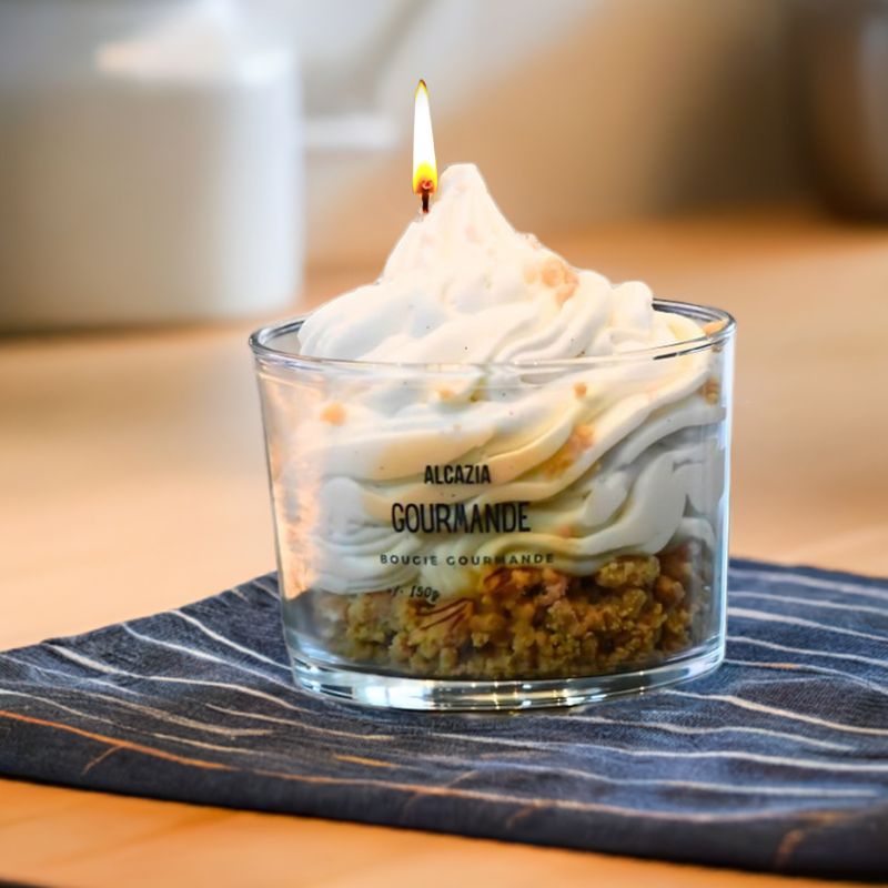 Granola og vanilje duftlys i bruk på kjøkkenet. Duftlyset er tent.