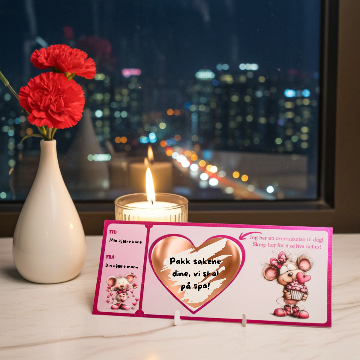 Gavekort med skrape felt i bruk. Her er kortet i bruk og dette er fra mannen til konen. Dette kortet er en morsom måte å gi bort en opplevelse på, hvor den som mottar kortet må skrape frem overraskelsen på. På kortet står det "pakk sakene dine, vi skal på spa" men man kan skrive akkurat det man ønsker på det. Gavekortet har et rosa design og søte mus med hjerter på seg. Det følger med et skrape klistremerke, som man fester på kortet etter at ønsket tekst er skrevet på kortet.