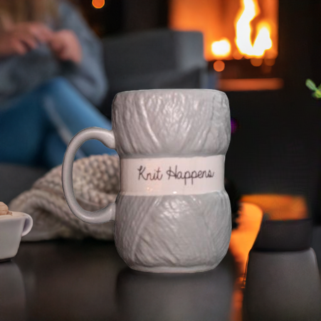 Grå garn nøste med tekst rundt hvor det står "knit happens". Peis i bakgrunnen og en som sitter å slapper av og strikker.