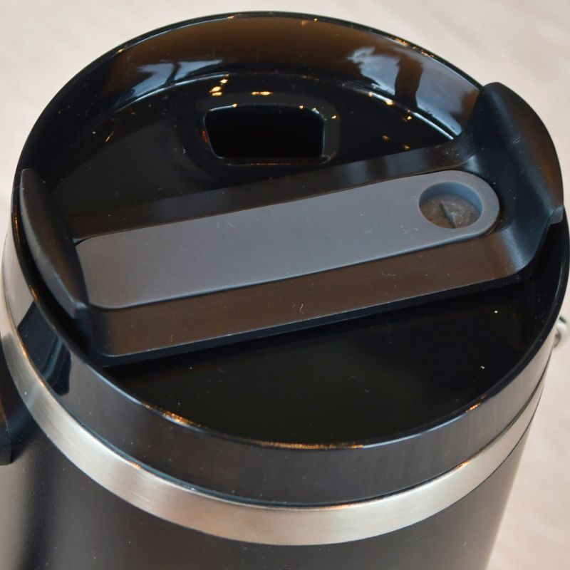 Svart termokopp lokk med flipp