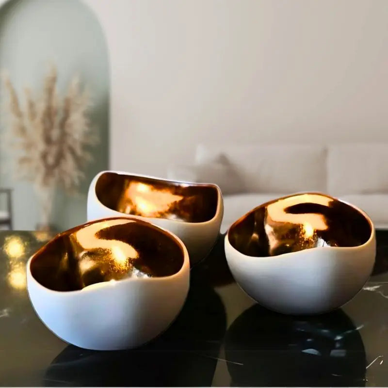 Tre telysholdere i kremhvit farge med skimrende bronse innvendig