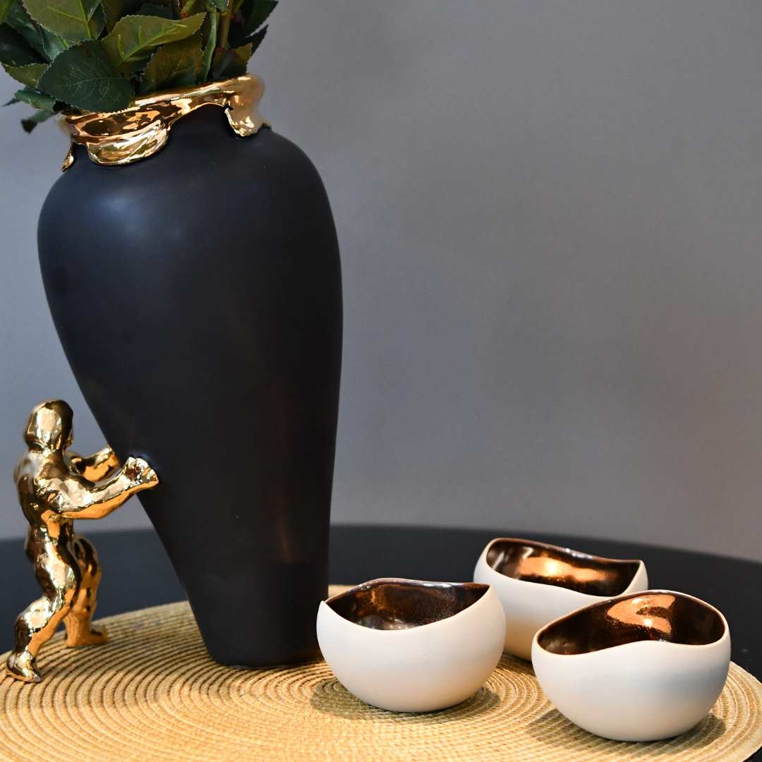 Telysholdere i bruk i stuen vesidenav vase på et bord. Skap en helt fantastisk stemning i hjemmet med disse flotte håndlage telys holderene fra Anoq. Hver og en er helt unik da disse er håndlaget i Frankrike. Når lyset fra Telyset er tent vil bronsen inni telysholderen skinne.