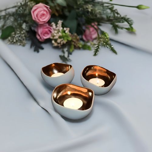 Telysholdere kremhvit og bronse passer perfekt uansett anledning. Disse kan man dekorere med til bryllup-konfirmasjon eller rett og slett bare bruke de som litt ekstra luksus i hverdagen.