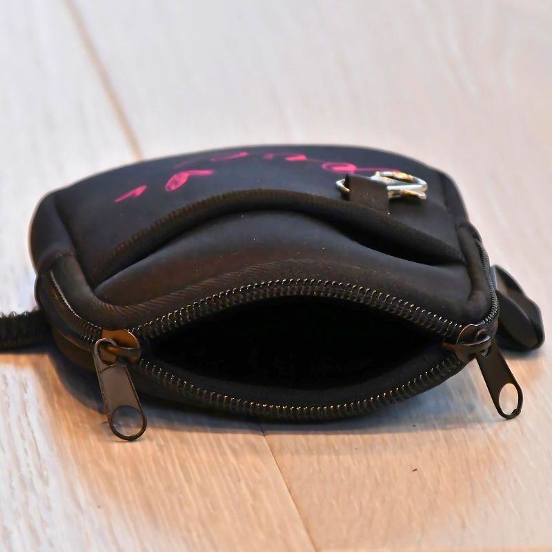 Glidlåsen gjør at du ikke mister ting ut av vesken.