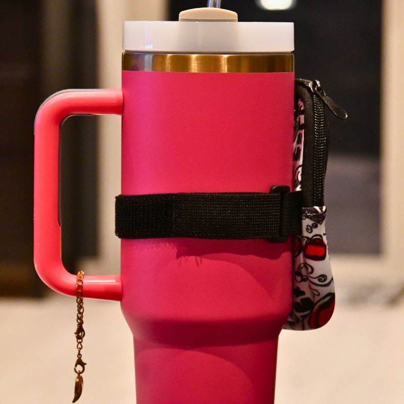 Borrelåsen som er festet rundt termokoppen. Altså baksiden av koppen.