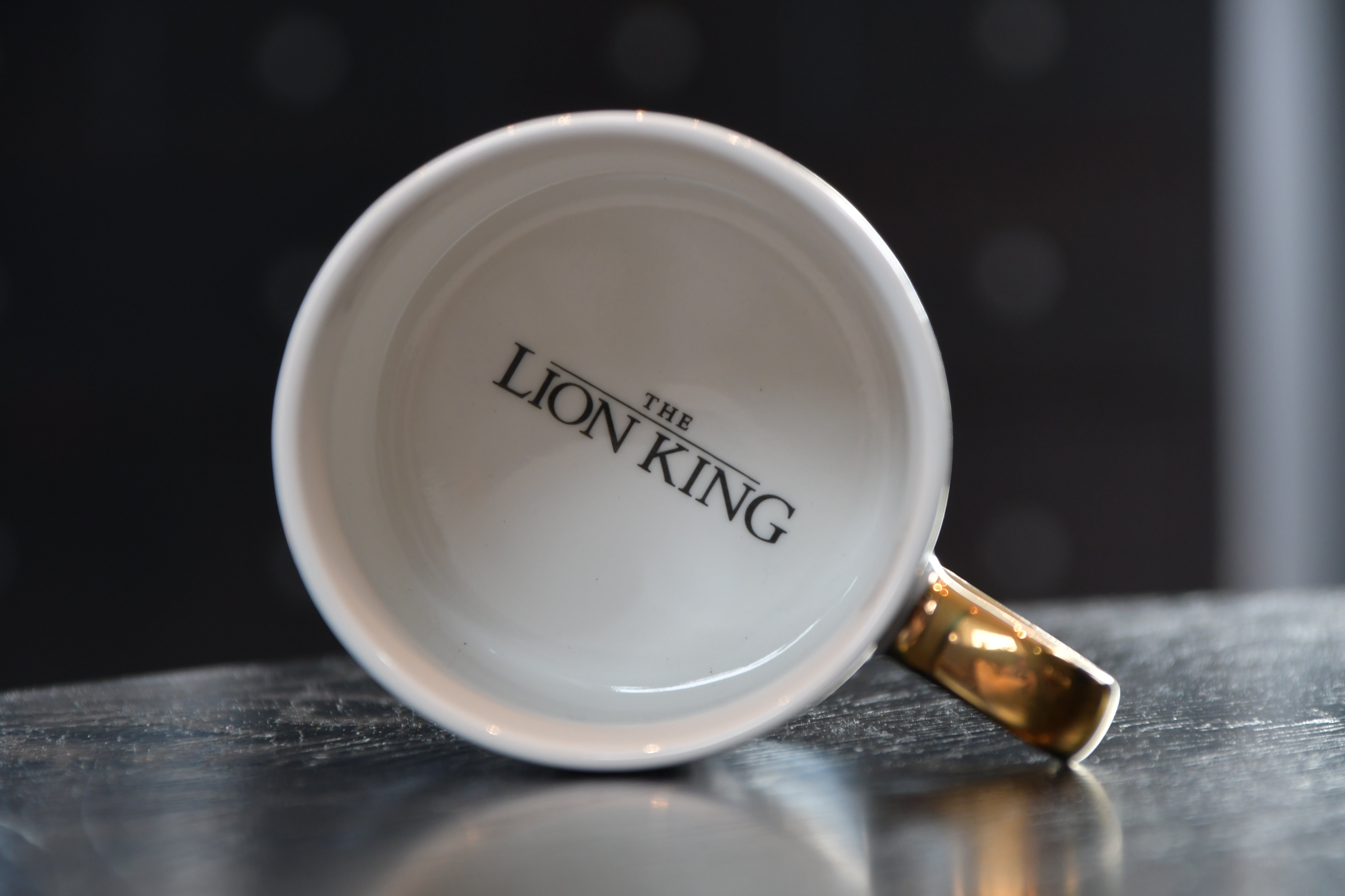 Løvenes konge krus med gull detaljer. Her ser man oppi koppen hvor det står The lion king