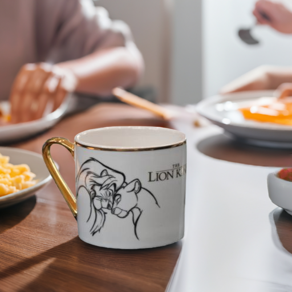 Løvenes konge kruset i bruk. I bakgrunnen er det noen som spiser frokost.