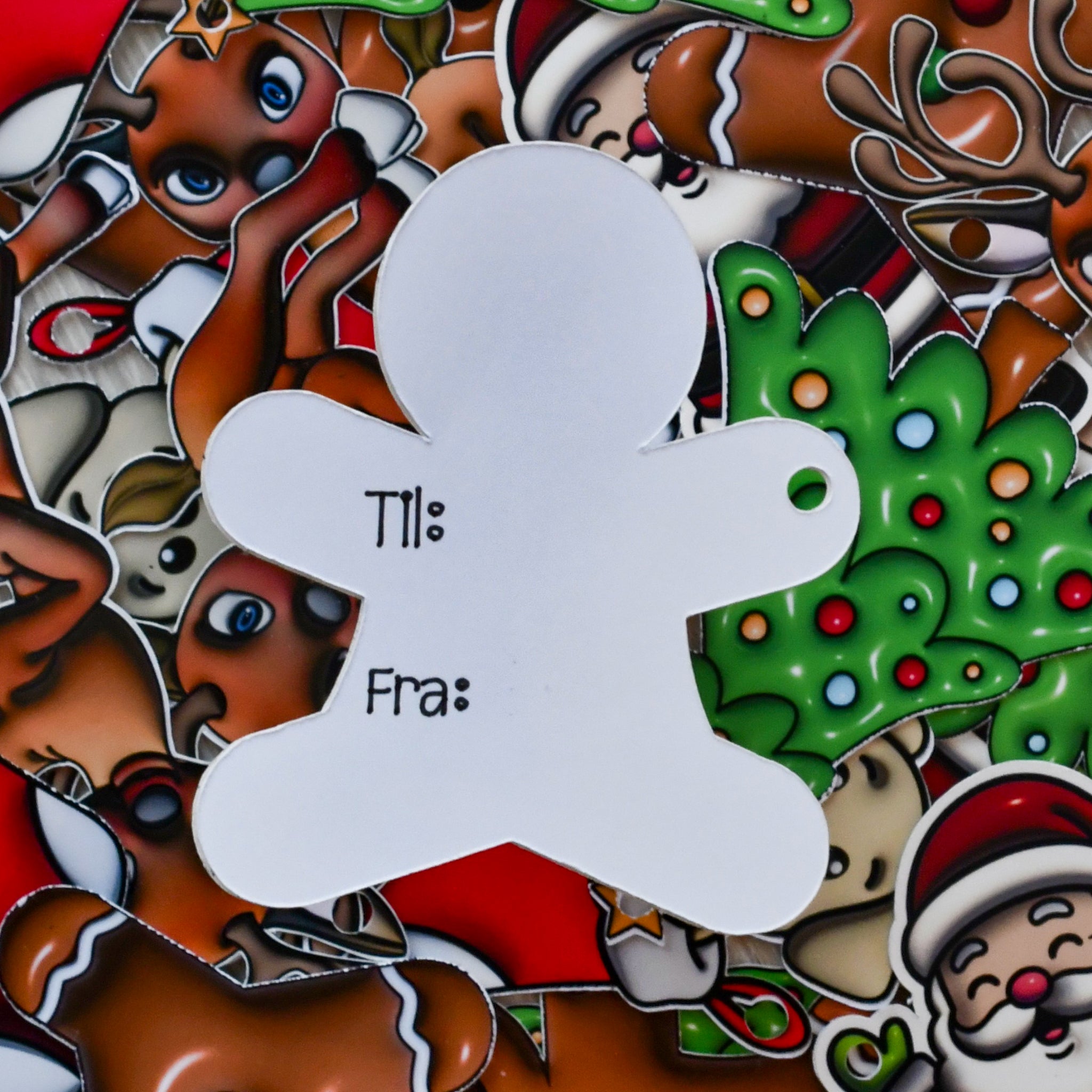 Håndlagde gavelapper til julegavene under juletreet. Disse til og fra lappene kommer i 5 ulike boble design. På baksiden av hver lapp står det håndskrevet til og fra, så her er det bare å fylle inn hvem gavene er til og fra. Hver av lappene har også hull i seg så man enkelt kan tre gavebåndet igjennom og feste de på julegavene. Gi hver gave en nydelig detalj som både store og små vil legge merke til. Julestremning og julekos med fine mennesker og detaljer man legger merke til.