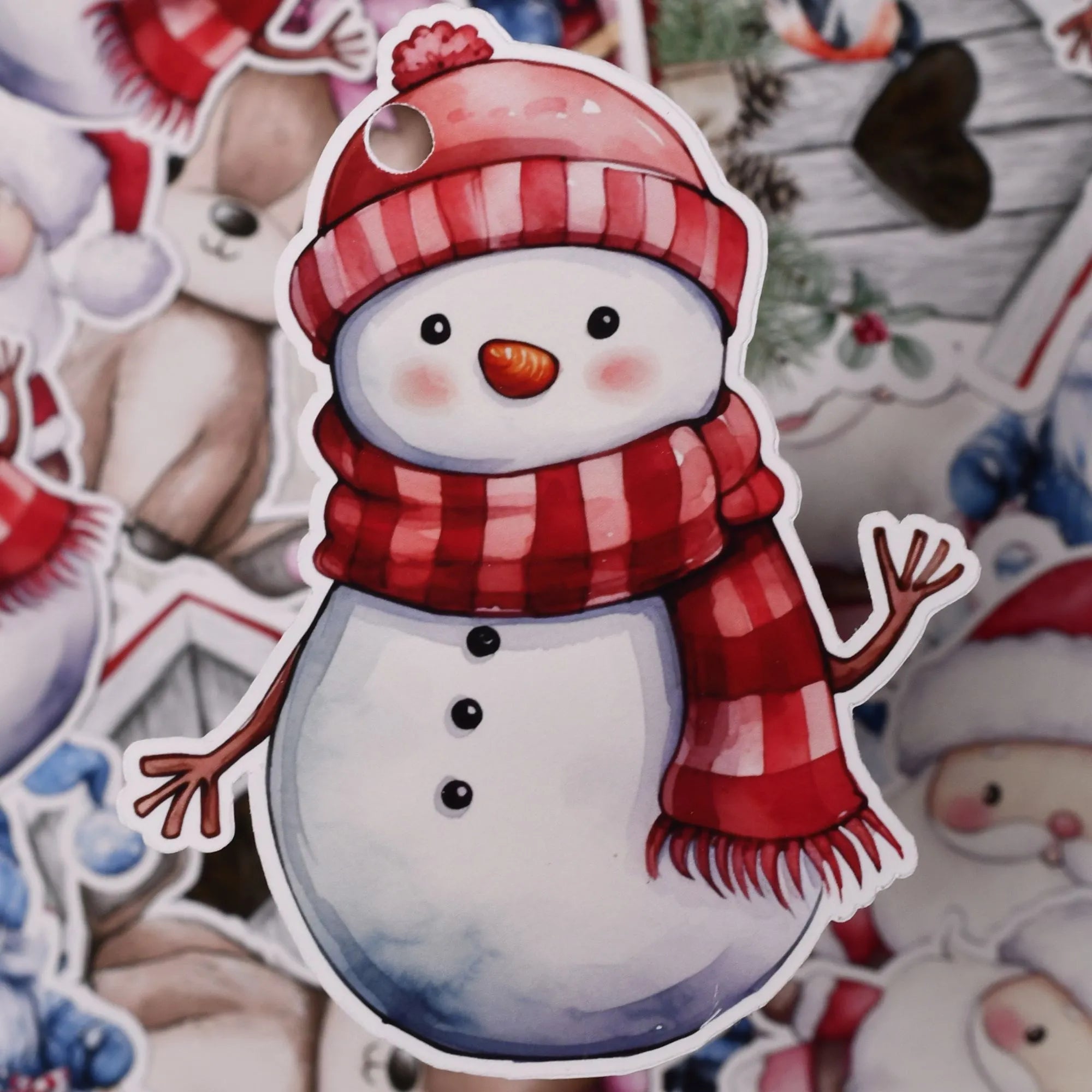 Til og fra lapp som håndlages av oss i Hjertelig. Designet av en søt snømann med gulrot nese, rødt skjerf og rød lue. I luen er det klippet ut et hull, slik at lappen enkelt kan festes til gavebåndet på pakken.