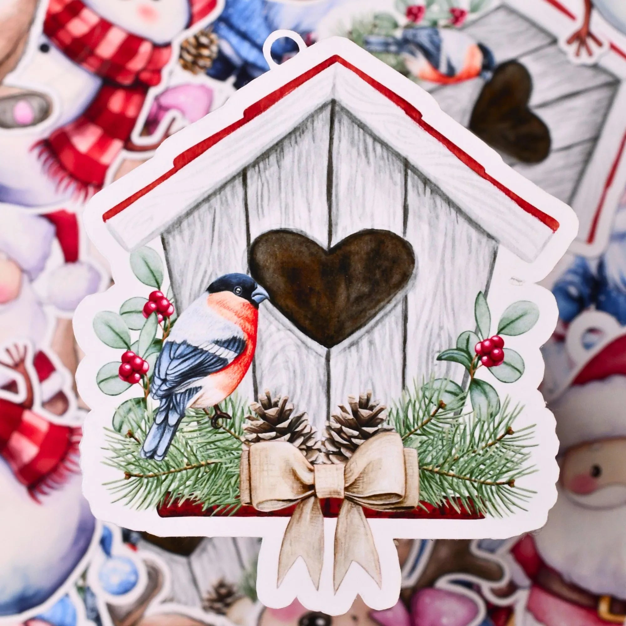 Håndlaget til og fra lapp designet som en flott fuglekasse med sløyfe og hjerteformet inngang. Laget med tykt papir av god kvalitet og festes enkelt på gaven ved å bruke ringen på taket til å feste til julegavebåndet.