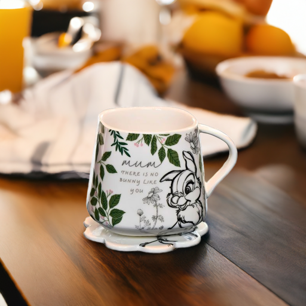 Trampe krus kommer også med en brikke til å sette koppen på. Den er det også bilde av Trampe på. Masse fine detaljer. Her er koppen i bruk på frokost bordet.