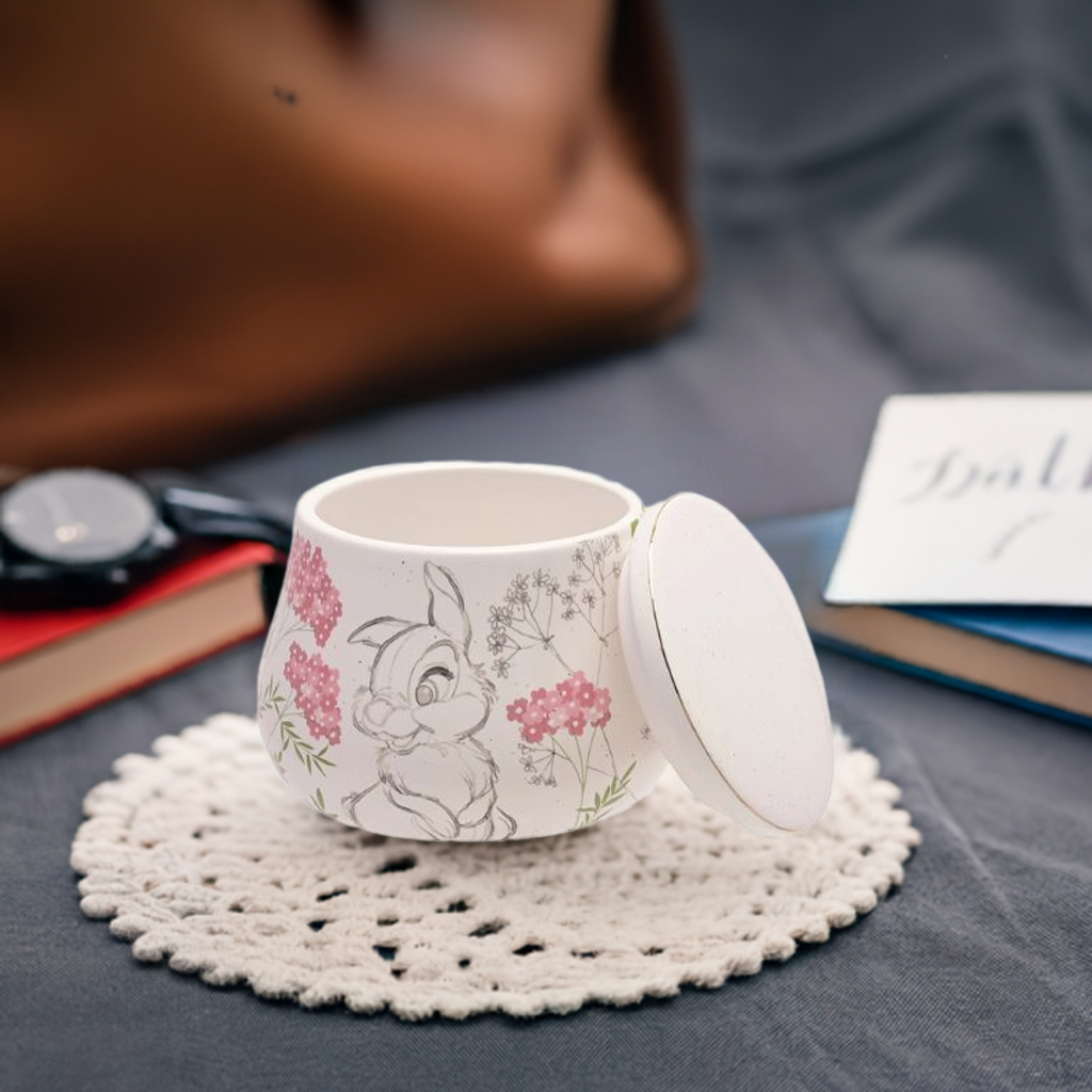 Trampe krukke fra Disney står her på en flott heklet duk.