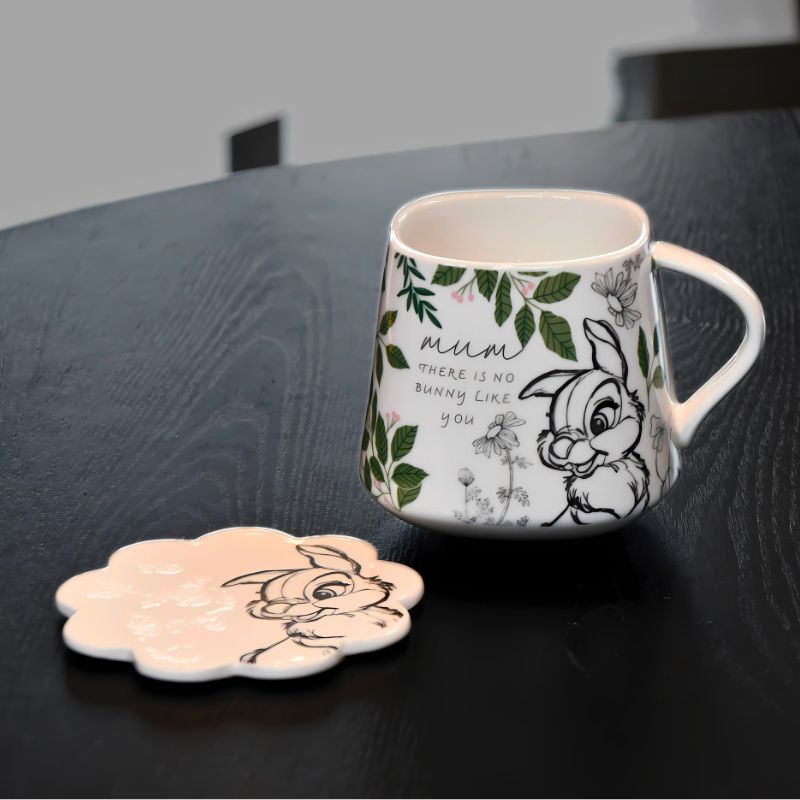 Trampe krus på bordet sammen med brikken med trampe på som koppen kan stå på